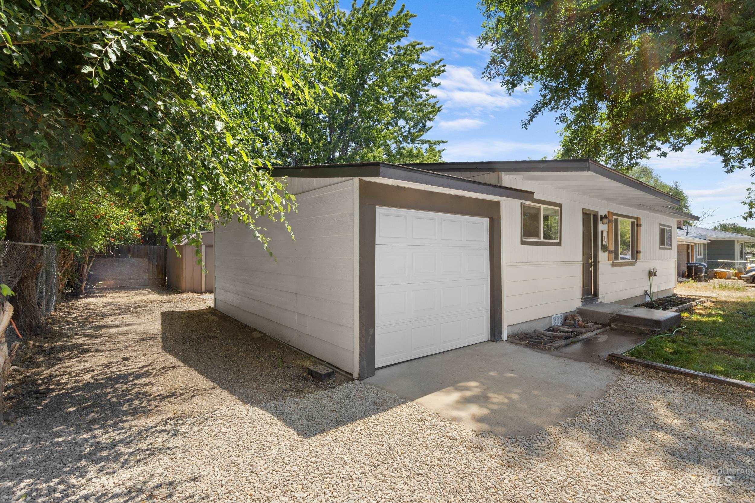 1324 Bonneville St, Nampa, Idaho 83651, 3 Bedrooms, 2 Bathrooms, Residential For Sale, Price $350,000,MLS 98993553