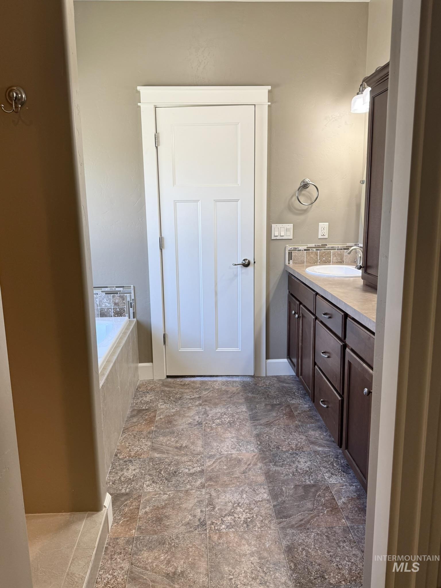 1106 S Spring Valley Dr, Nampa, Idaho 83686, 3 Bedrooms, 2 Bathrooms, Residential For Sale, Price $515,000, 98993560