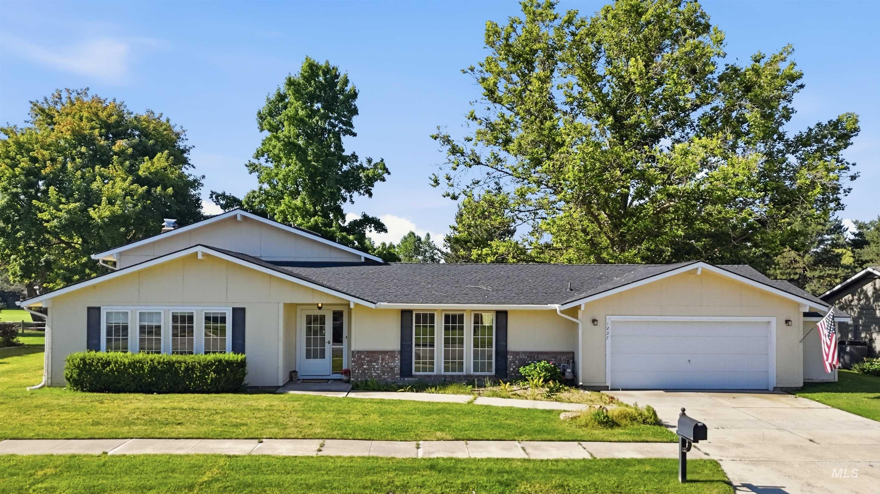 1237 E Cerramar Ct, Eagle, Idaho 83616, 4 Bedrooms, 3 Bathrooms, Residential For Sale, Price $650,000,MLS 98993592