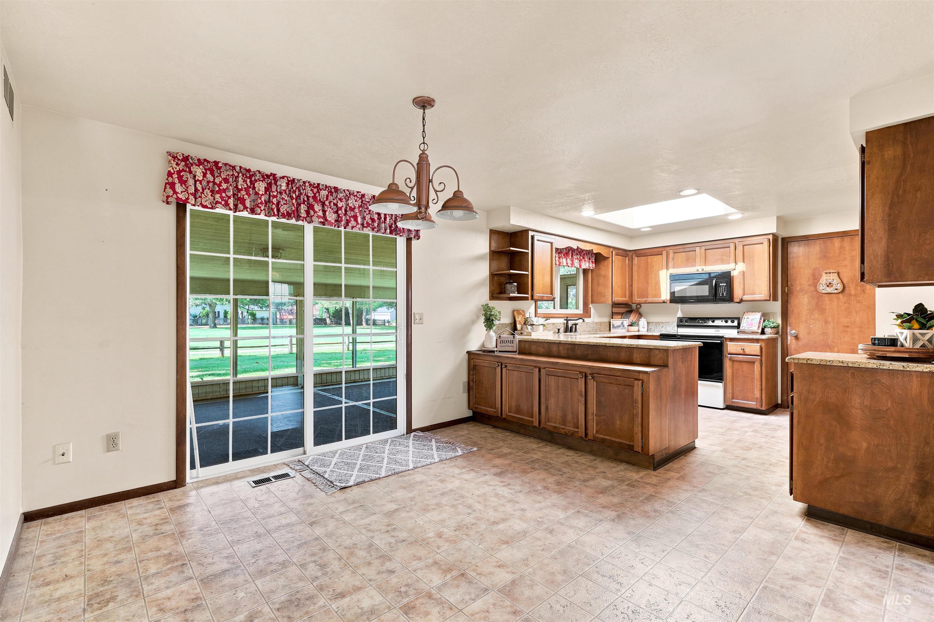 1237 E Cerramar Ct, Eagle, Idaho 83616, 4 Bedrooms, 3 Bathrooms, Residential For Sale, Price $650,000,MLS 98993592
