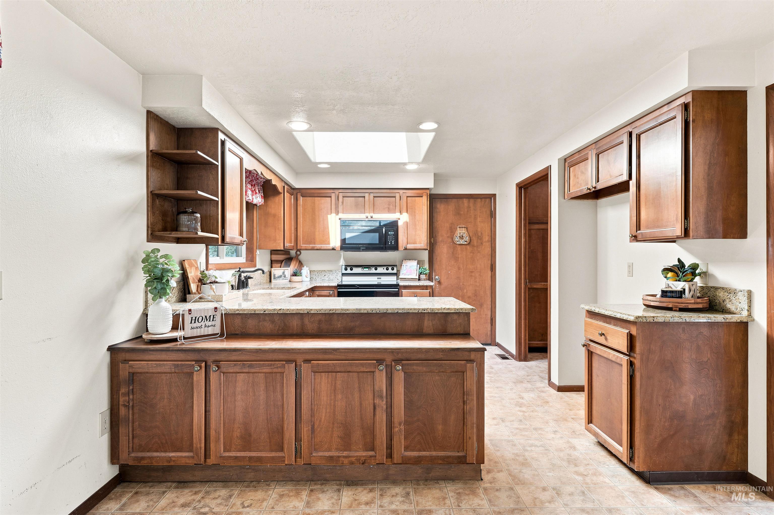 1237 E Cerramar Ct, Eagle, Idaho 83616, 4 Bedrooms, 3 Bathrooms, Residential For Sale, Price $650,000,MLS 98993592