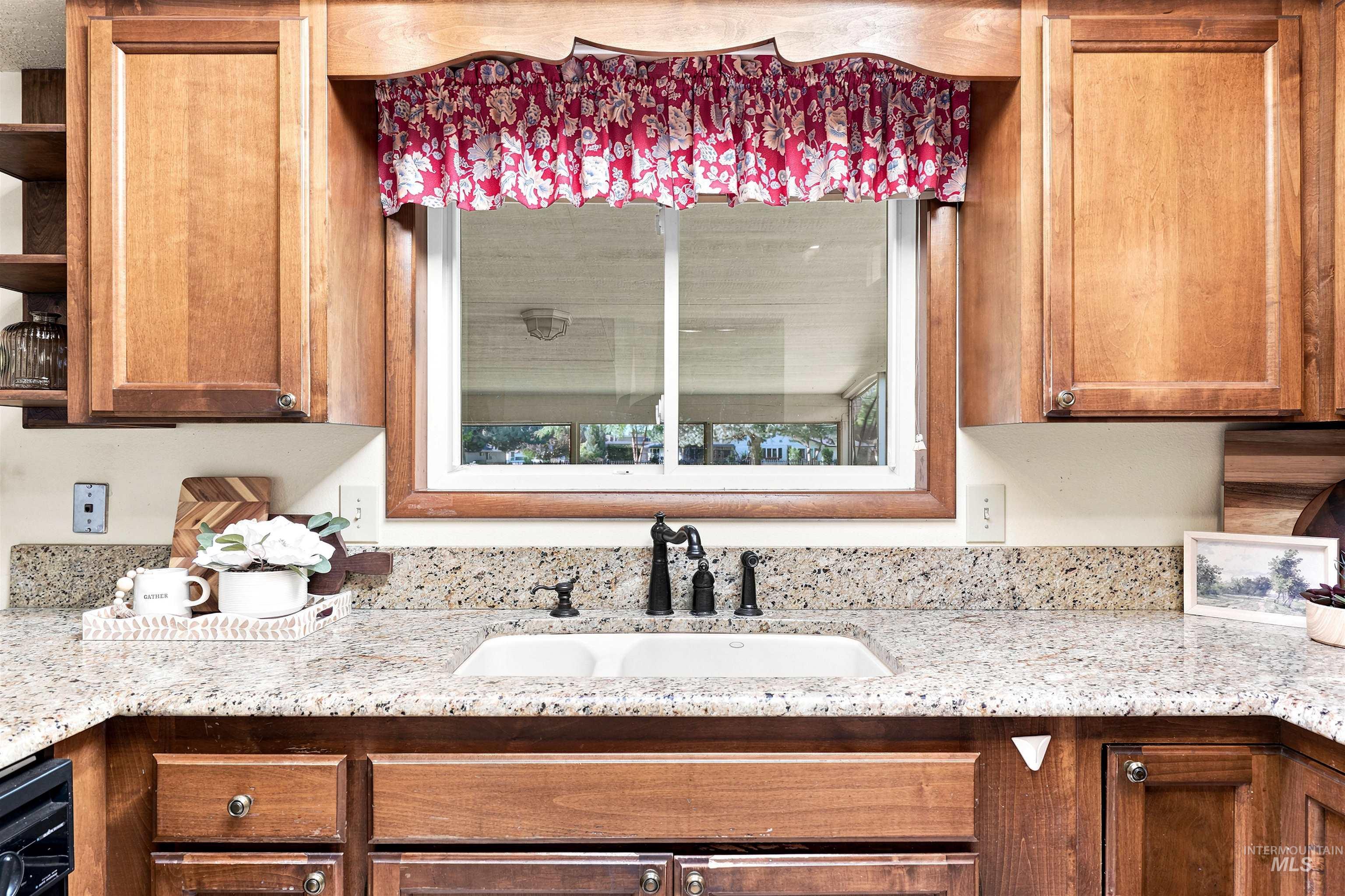 1237 E Cerramar Ct, Eagle, Idaho 83616, 4 Bedrooms, 3 Bathrooms, Residential For Sale, Price $650,000,MLS 98993592