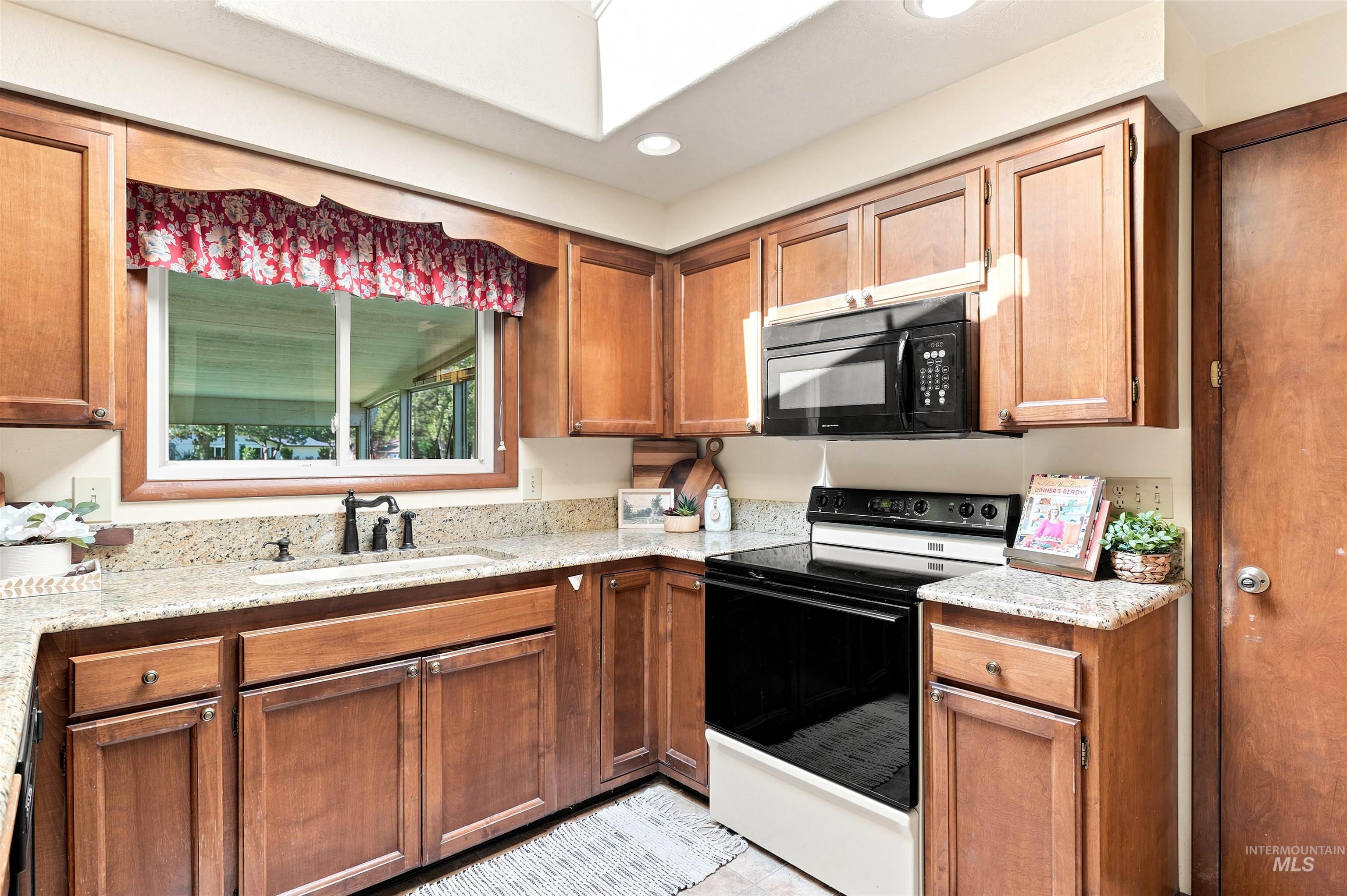 1237 E Cerramar Ct, Eagle, Idaho 83616, 4 Bedrooms, 3 Bathrooms, Residential For Sale, Price $650,000,MLS 98993592