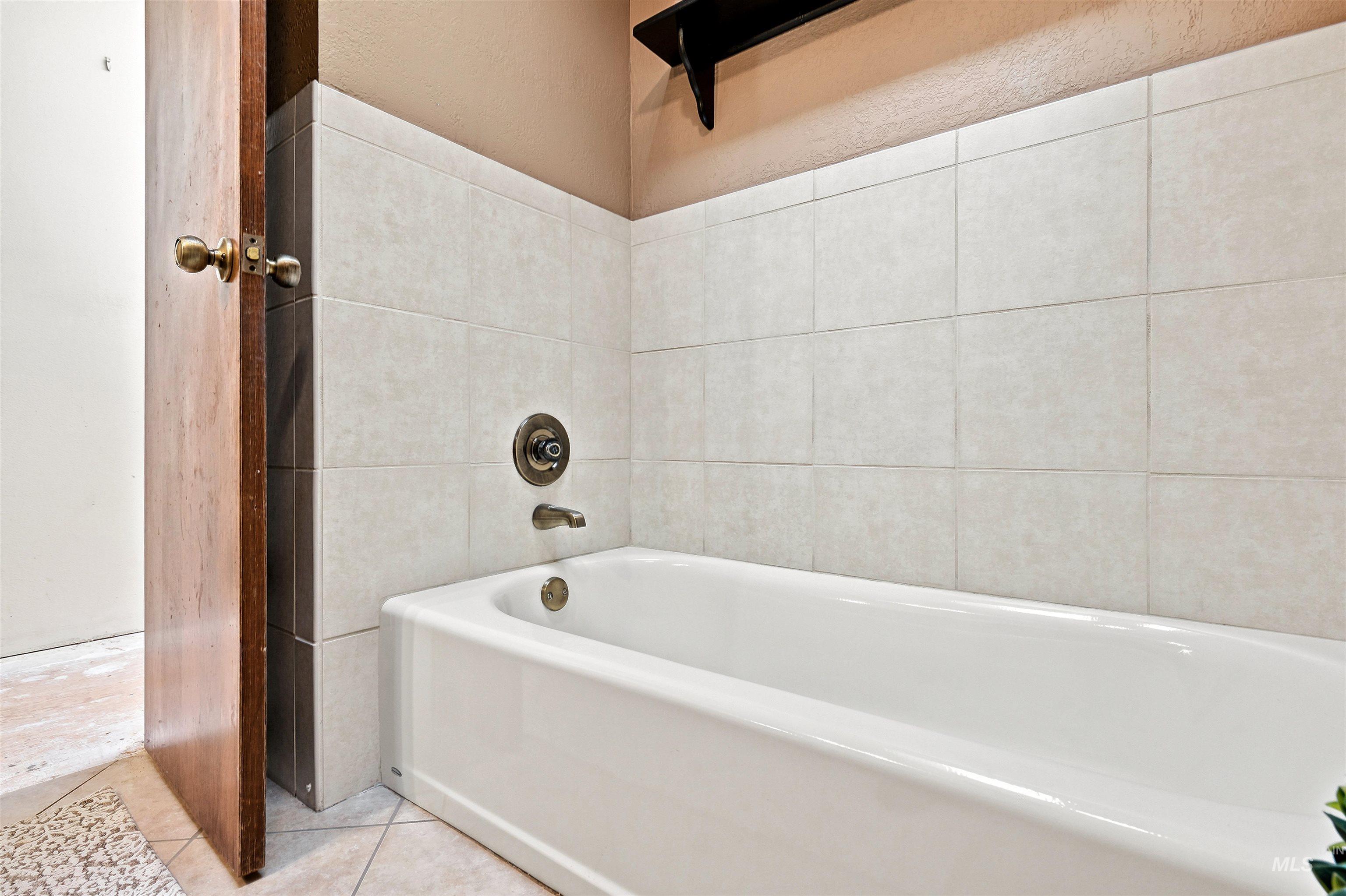 1237 E Cerramar Ct, Eagle, Idaho 83616, 4 Bedrooms, 3 Bathrooms, Residential For Sale, Price $650,000,MLS 98993592