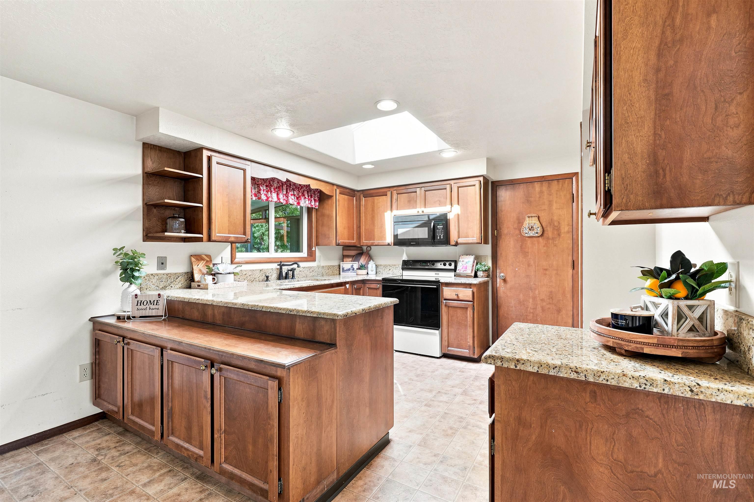1237 E Cerramar Ct, Eagle, Idaho 83616, 4 Bedrooms, 3 Bathrooms, Residential For Sale, Price $650,000,MLS 98993592