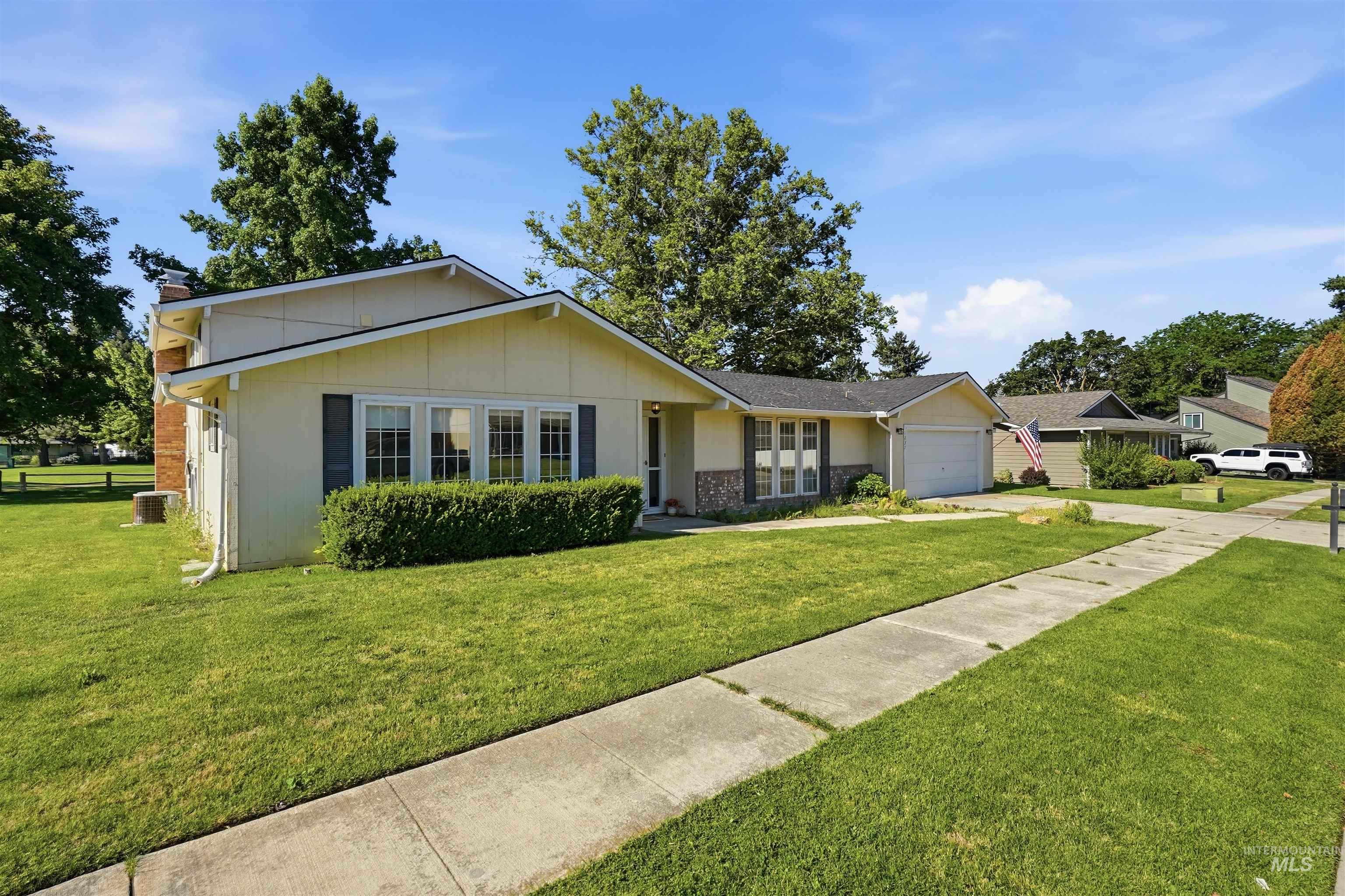 1237 E Cerramar Ct, Eagle, Idaho 83616, 4 Bedrooms, 3 Bathrooms, Residential For Sale, Price $650,000,MLS 98993592