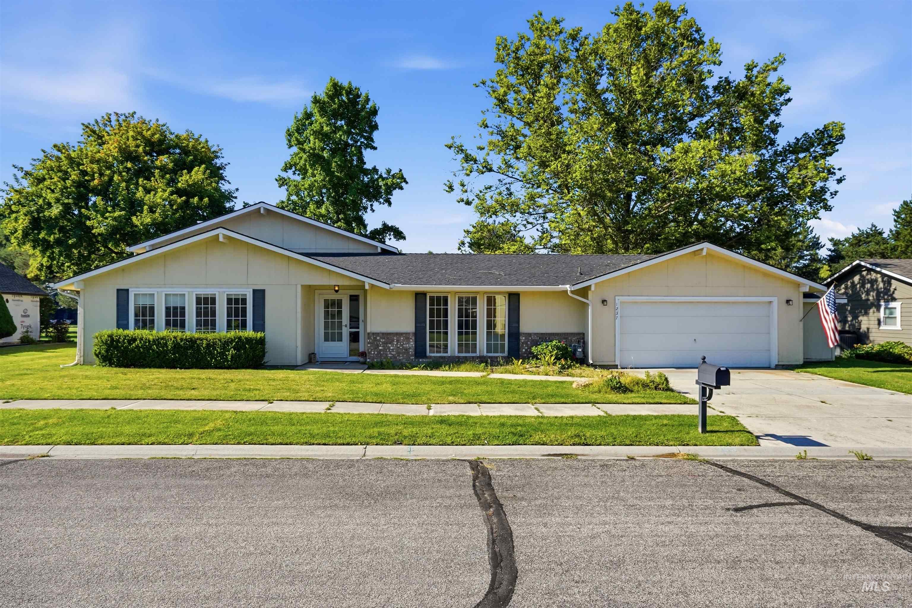 1237 E Cerramar Ct, Eagle, Idaho 83616, 4 Bedrooms, 3 Bathrooms, Residential For Sale, Price $650,000,MLS 98993592
