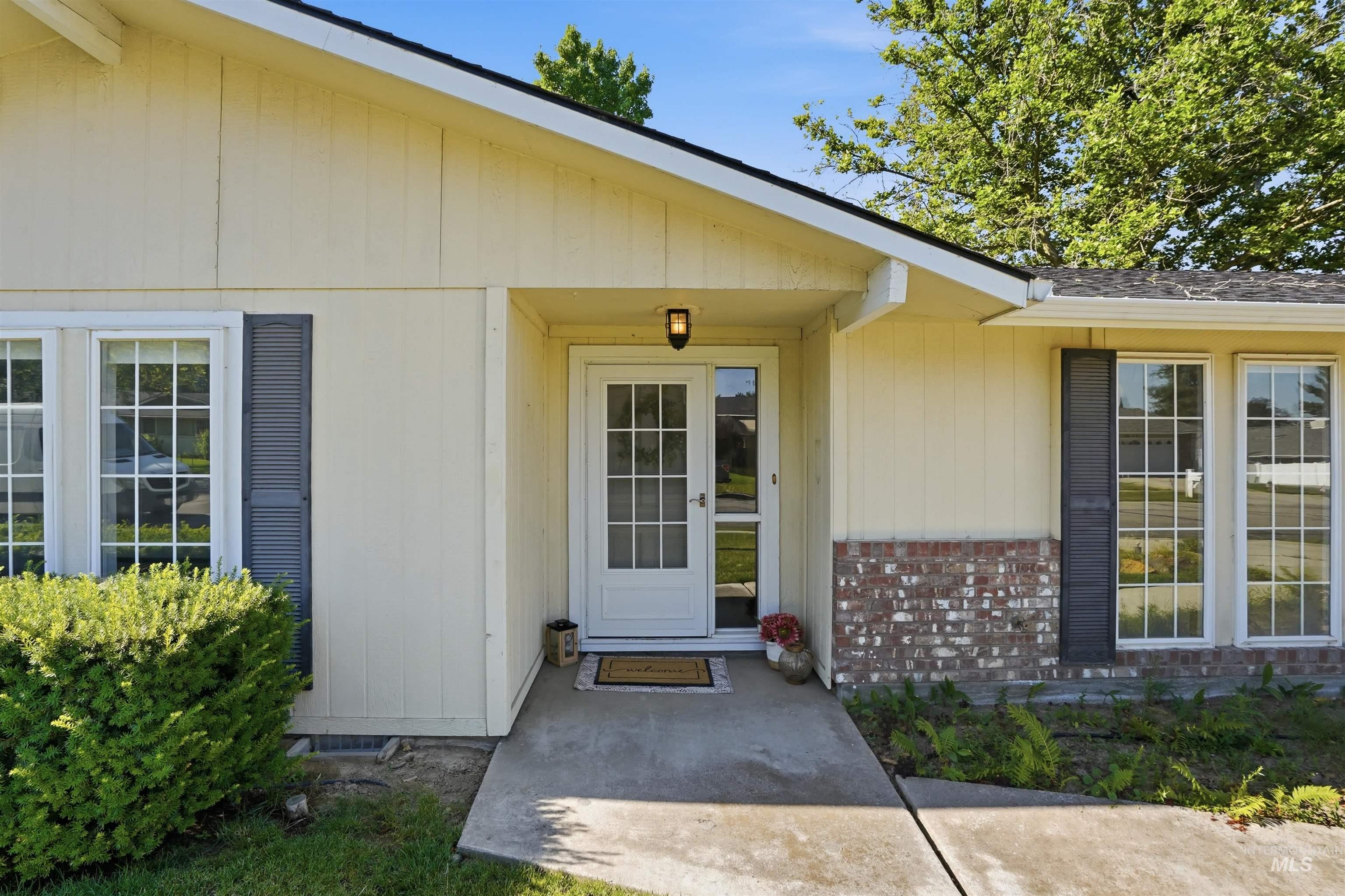 1237 E Cerramar Ct, Eagle, Idaho 83616, 4 Bedrooms, 3 Bathrooms, Residential For Sale, Price $650,000,MLS 98993592
