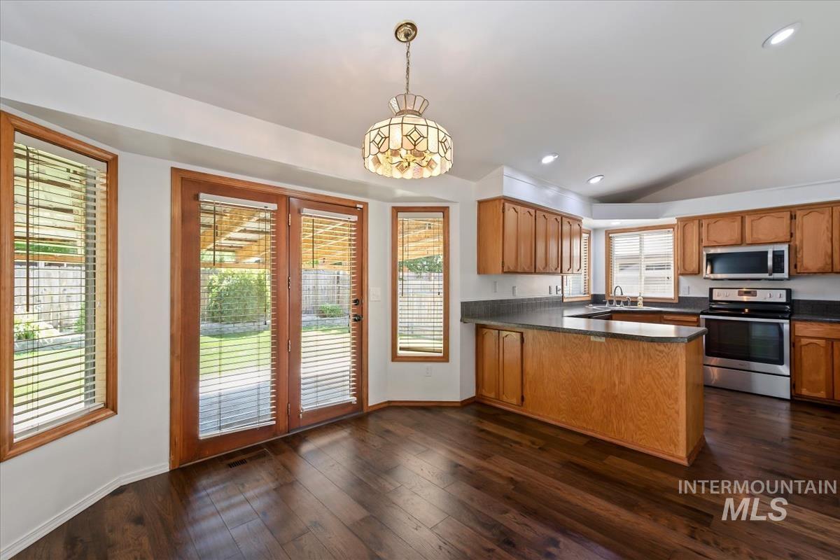 3326 N Linda Vista Ave, Boise, Idaho 83704, 4 Bedrooms, 2.5 Bathrooms, Residential For Sale, Price $518,900,MLS 98993608