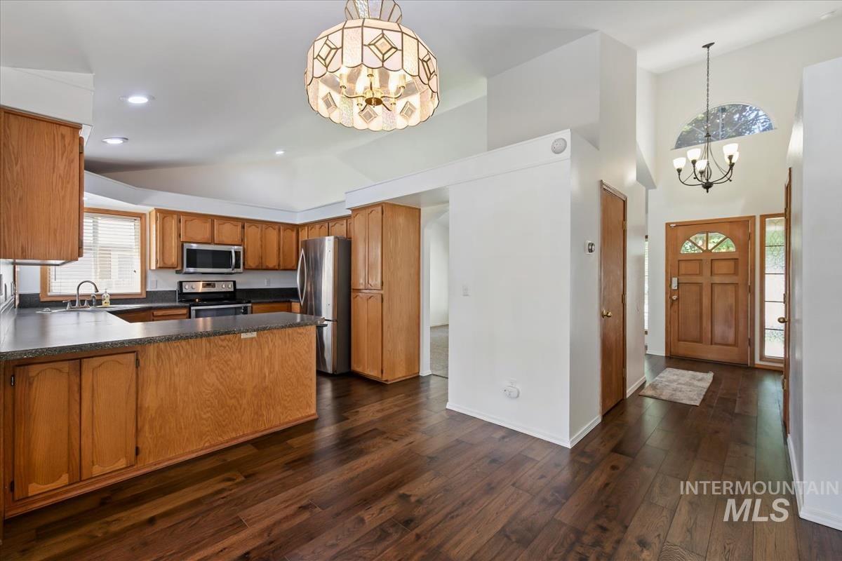 3326 N Linda Vista Ave, Boise, Idaho 83704, 4 Bedrooms, 2.5 Bathrooms, Residential For Sale, Price $518,900,MLS 98993608