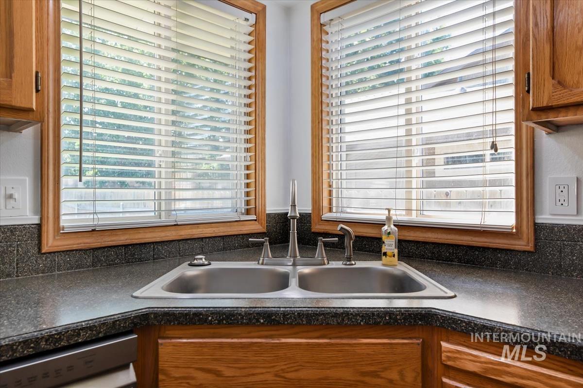 3326 N Linda Vista Ave, Boise, Idaho 83704, 4 Bedrooms, 2.5 Bathrooms, Residential For Sale, Price $518,900,MLS 98993608