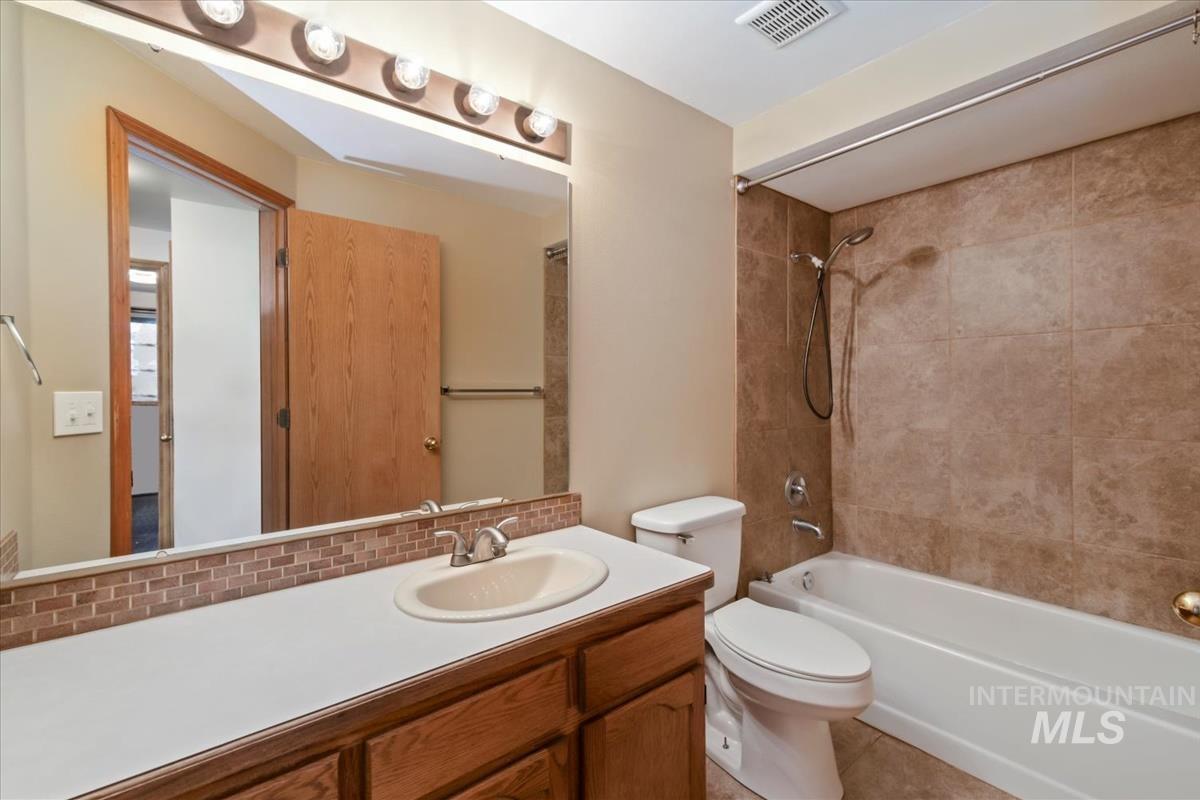 3326 N Linda Vista Ave, Boise, Idaho 83704, 4 Bedrooms, 2.5 Bathrooms, Residential For Sale, Price $518,900,MLS 98993608