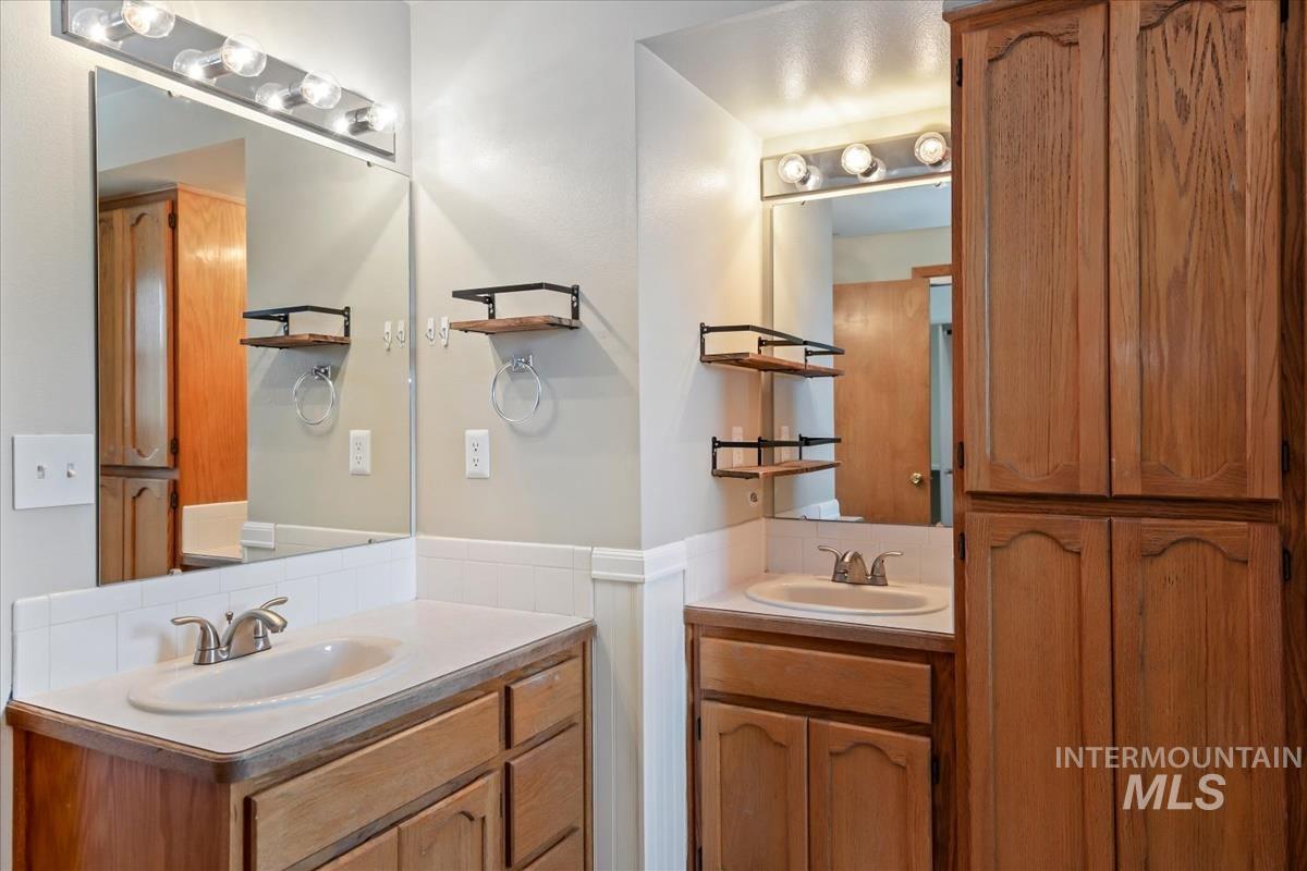 3326 N Linda Vista Ave, Boise, Idaho 83704, 4 Bedrooms, 2.5 Bathrooms, Residential For Sale, Price $518,900,MLS 98993608