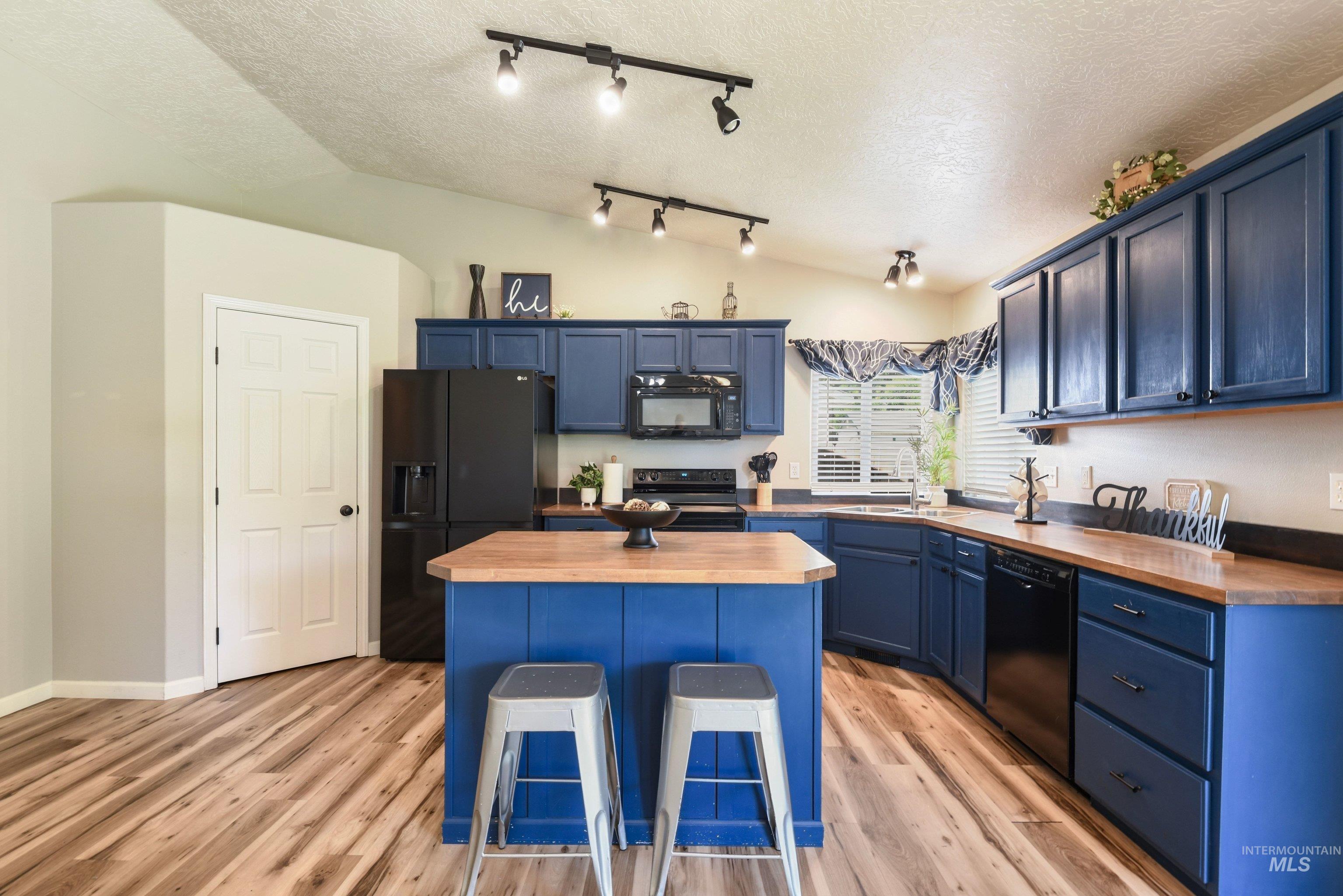 372 W Trophy St, Kuna, Idaho 83634, 3 Bedrooms, 2 Bathrooms, Residential For Sale, Price $414,900,MLS 98993623