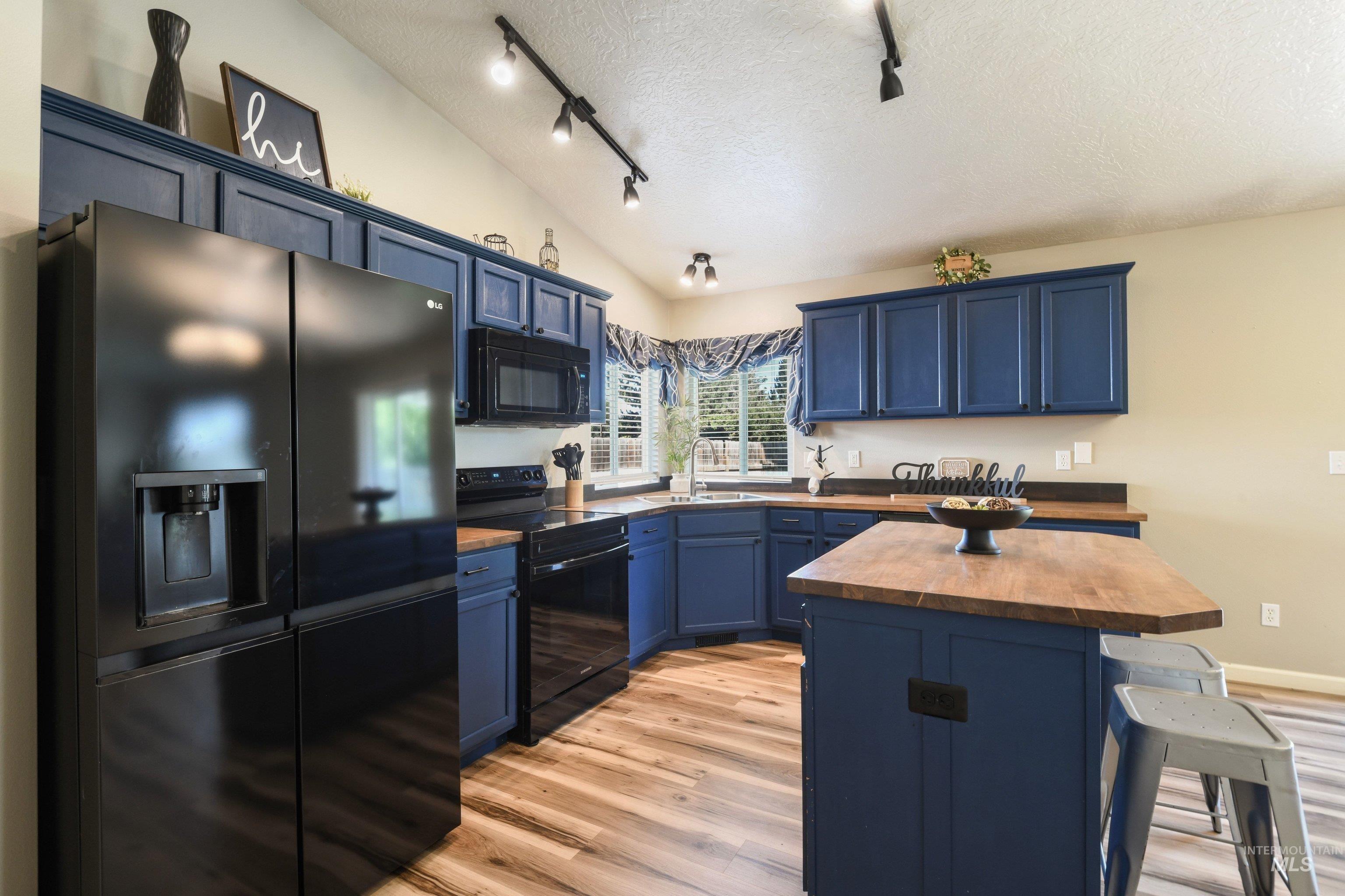 372 W Trophy St, Kuna, Idaho 83634, 3 Bedrooms, 2 Bathrooms, Residential For Sale, Price $414,900,MLS 98993623