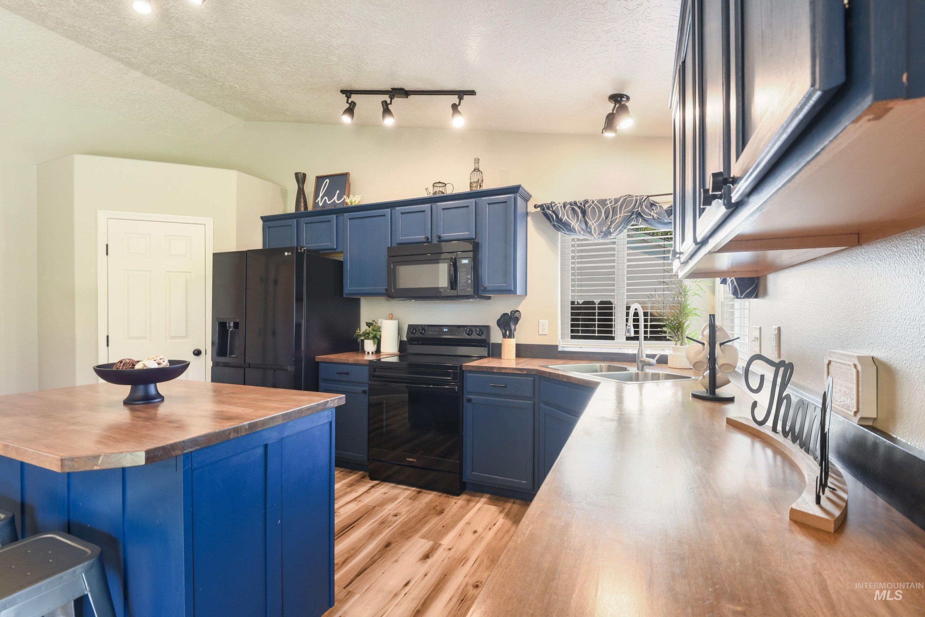 372 W Trophy St, Kuna, Idaho 83634, 3 Bedrooms, 2 Bathrooms, Residential For Sale, Price $414,900,MLS 98993623