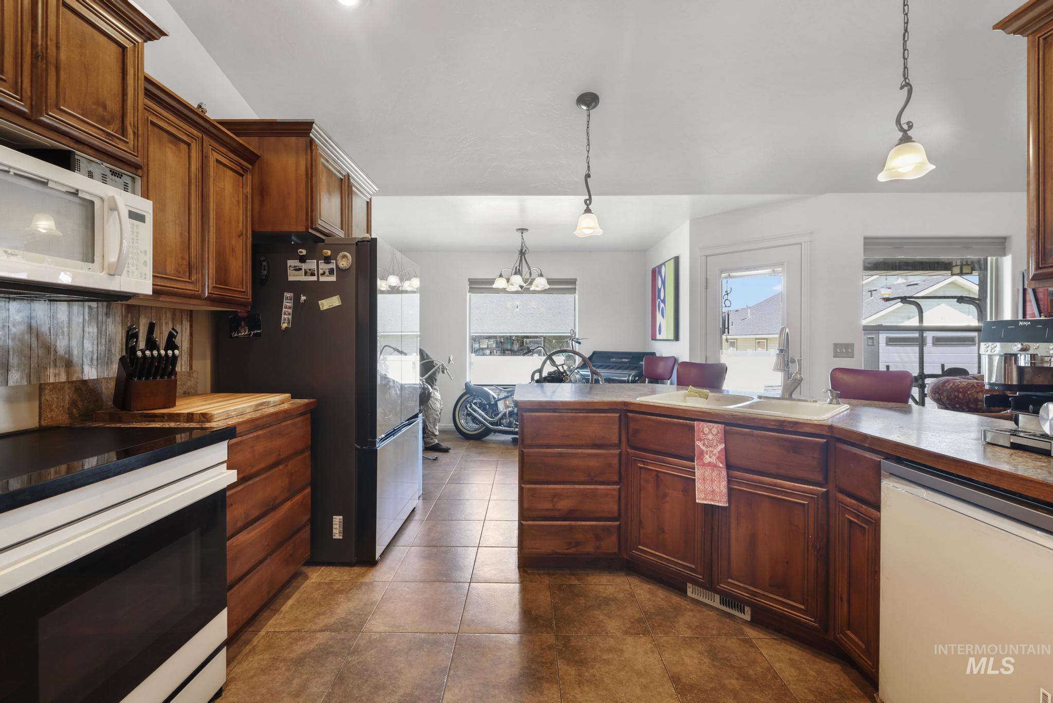 1002 Terra Ave, Twin Falls, Idaho 83301-4712, 4 Bedrooms, 2 Bathrooms, Residential For Sale, Price $385,000,MLS 98993627