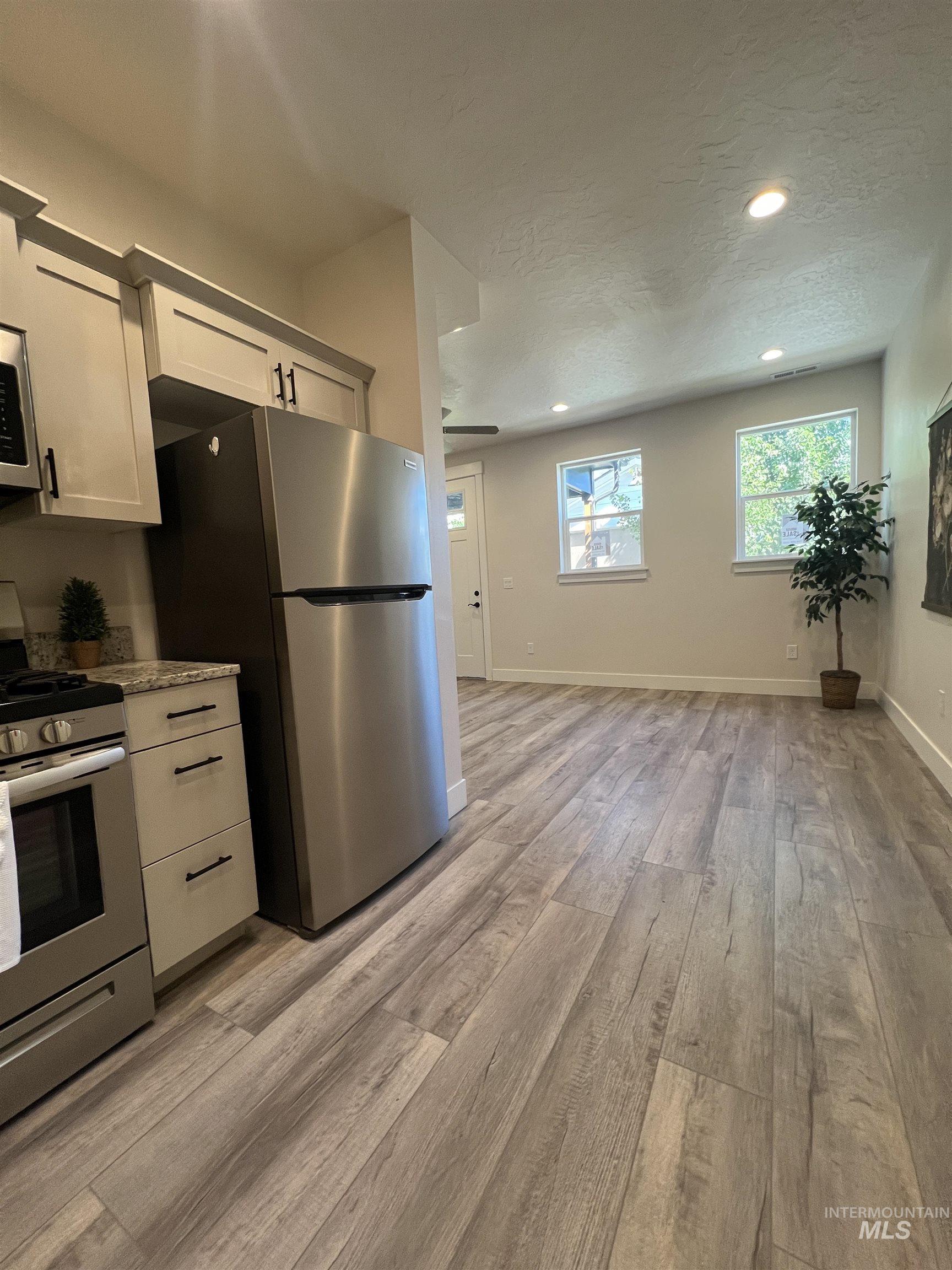 1475 N Bluffs Ridge Lane, Boise, Idaho 83704, 3 Bedrooms, 2 Bathrooms, Residential For Sale, Price $334,000,MLS 98993631