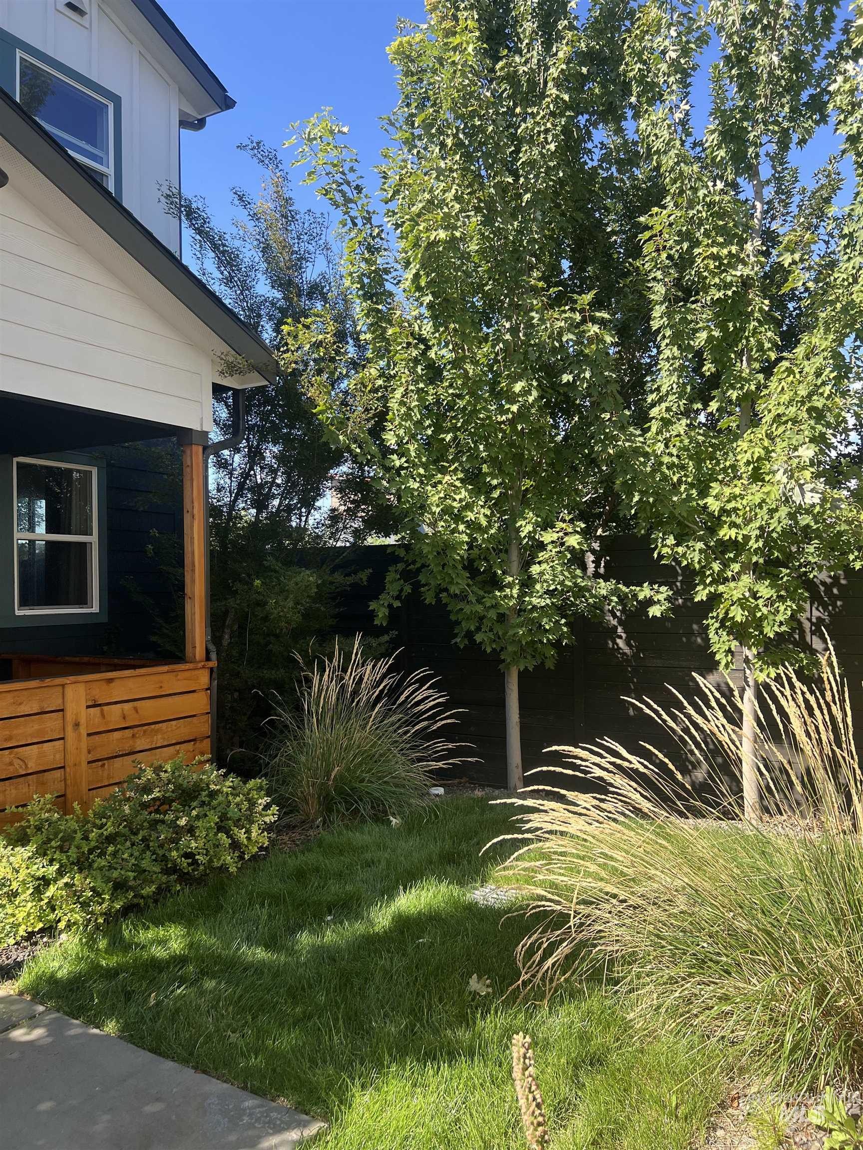 1475 N Bluffs Ridge Lane, Boise, Idaho 83704, 3 Bedrooms, 2 Bathrooms, Residential For Sale, Price $334,000,MLS 98993631