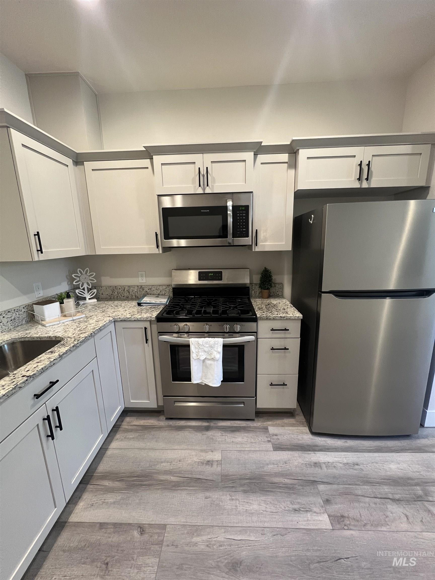 1475 N Bluffs Ridge Lane, Boise, Idaho 83704, 3 Bedrooms, 2 Bathrooms, Residential For Sale, Price $334,000,MLS 98993631
