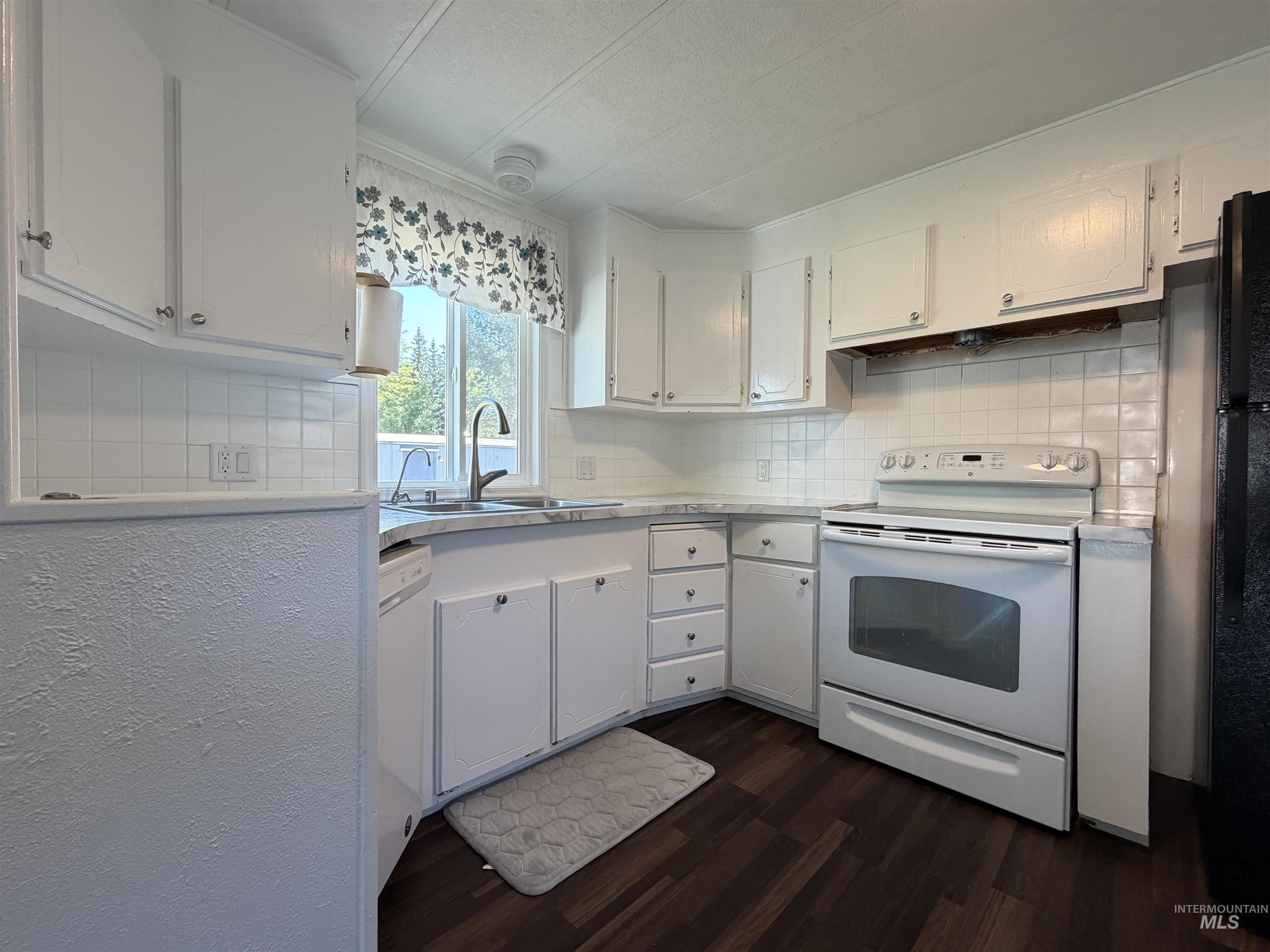 411 N Almon, Moscow, Idaho 83843, 2 Bedrooms, 1 Bathroom, Residential For Sale, Price $59,000, 98993642