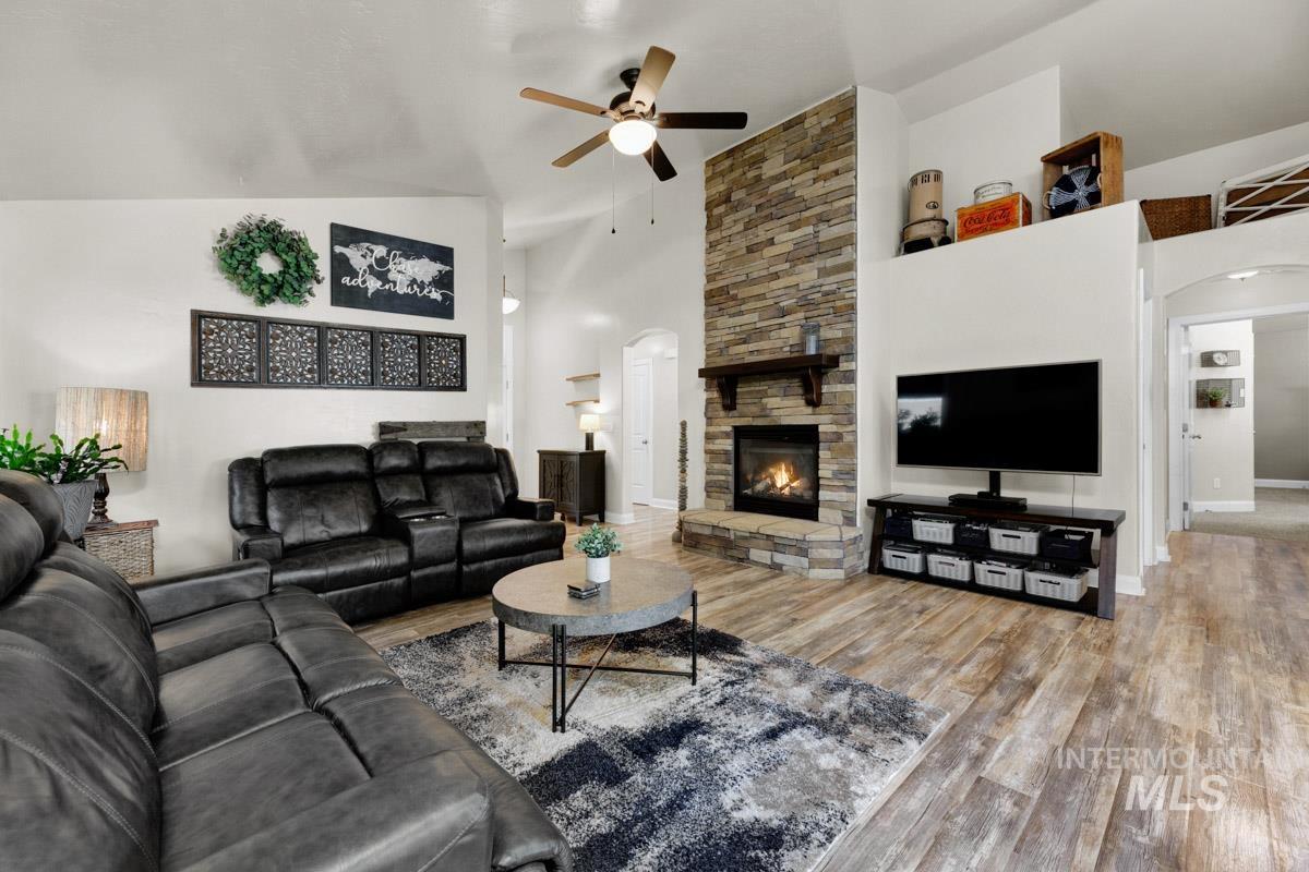 5176 W Denwick Dr., Eagle, Idaho 83616, 3 Bedrooms, 2 Bathrooms, Residential For Sale, Price $549,900, 98993643