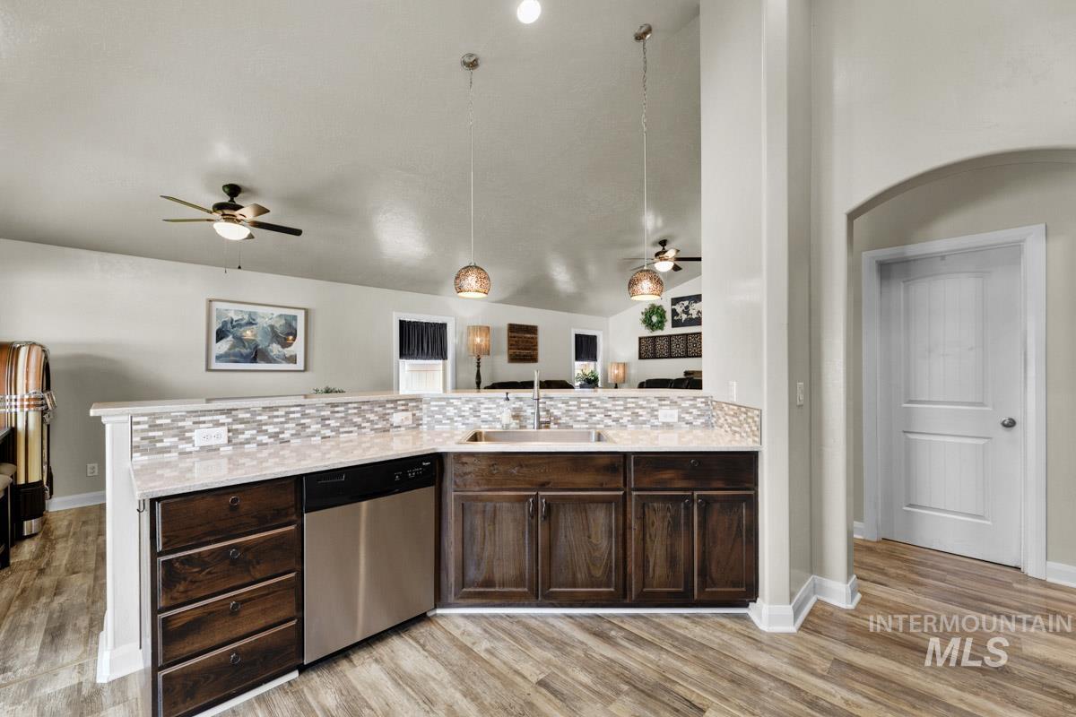 5176 W Denwick Dr., Eagle, Idaho 83616, 3 Bedrooms, 2 Bathrooms, Residential For Sale, Price $549,900, 98993643