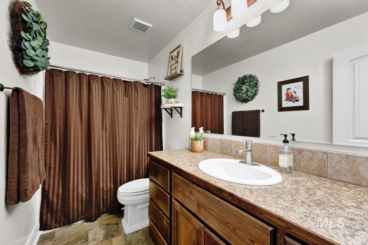 5176 W Denwick Dr., Eagle, Idaho 83616, 3 Bedrooms, 2 Bathrooms, Residential For Sale, Price $549,900, 98993643