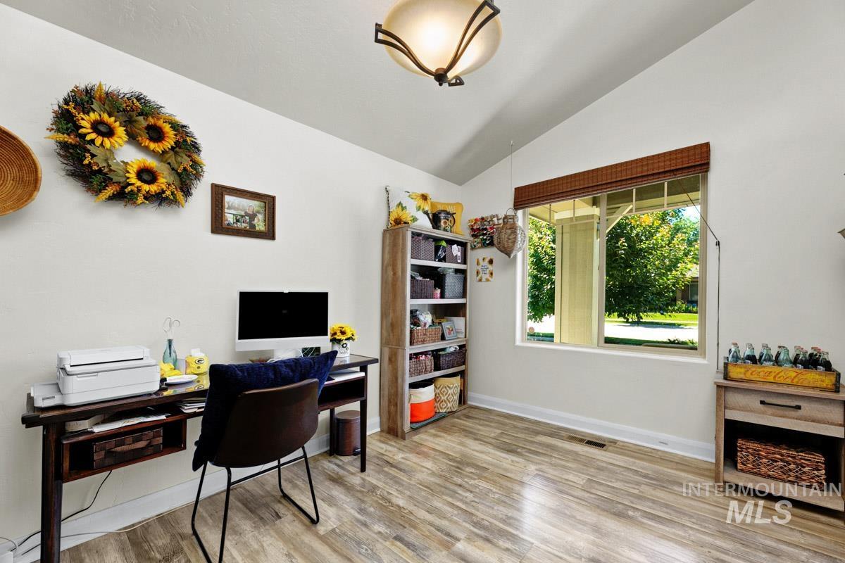 5176 W Denwick Dr., Eagle, Idaho 83616, 3 Bedrooms, 2 Bathrooms, Residential For Sale, Price $549,900, 98993643