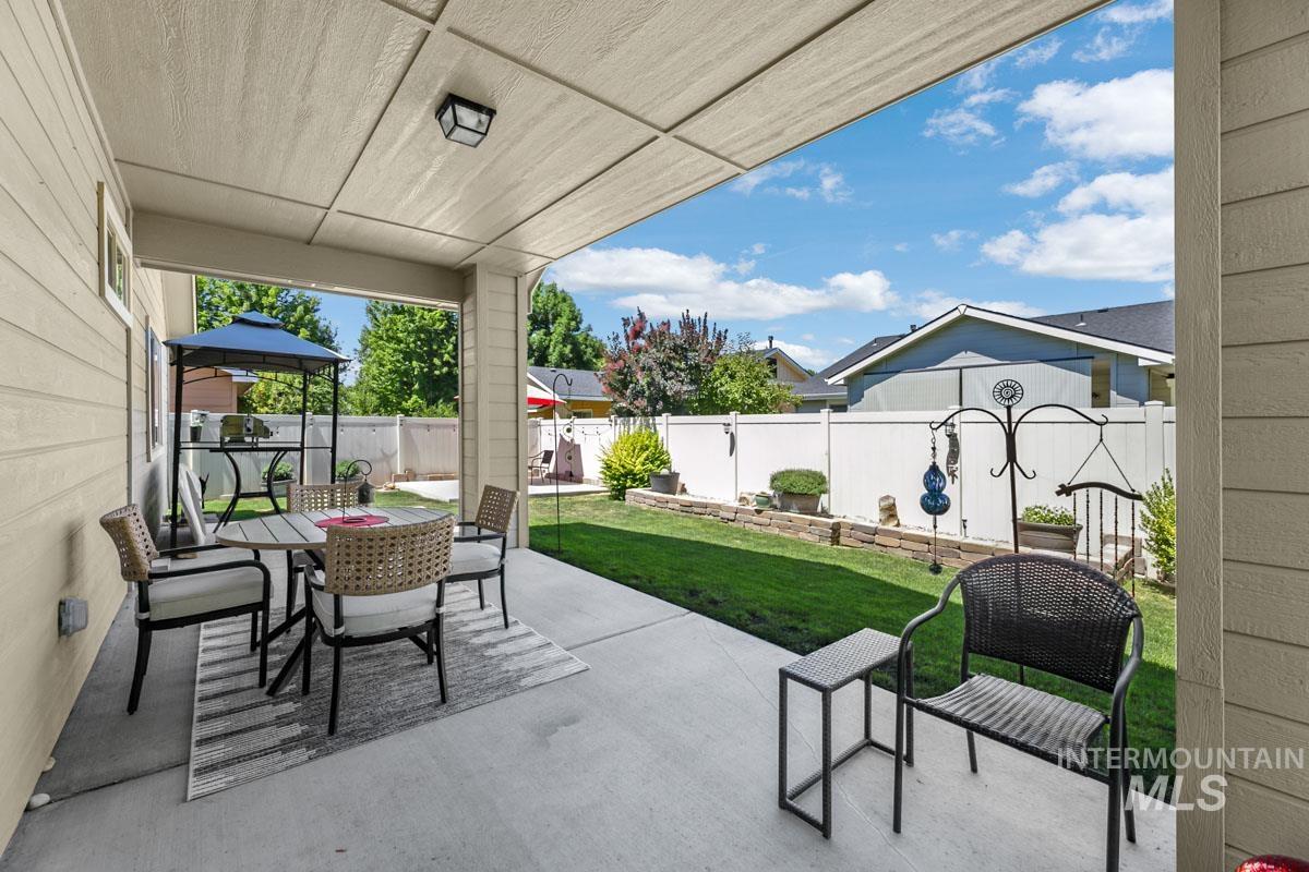 5176 W Denwick Dr., Eagle, Idaho 83616, 3 Bedrooms, 2 Bathrooms, Residential For Sale, Price $549,900, 98993643