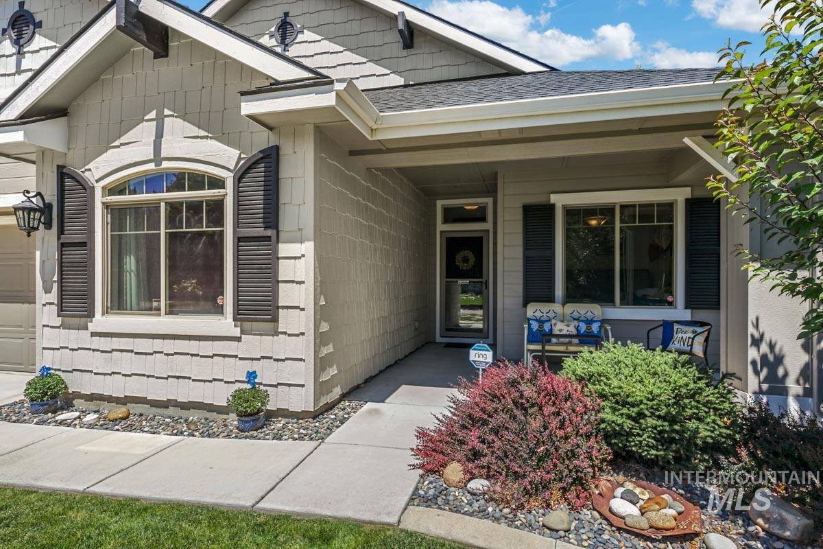 5176 W Denwick Dr., Eagle, Idaho 83616, 3 Bedrooms, 2 Bathrooms, Residential For Sale, Price $549,900, 98993643