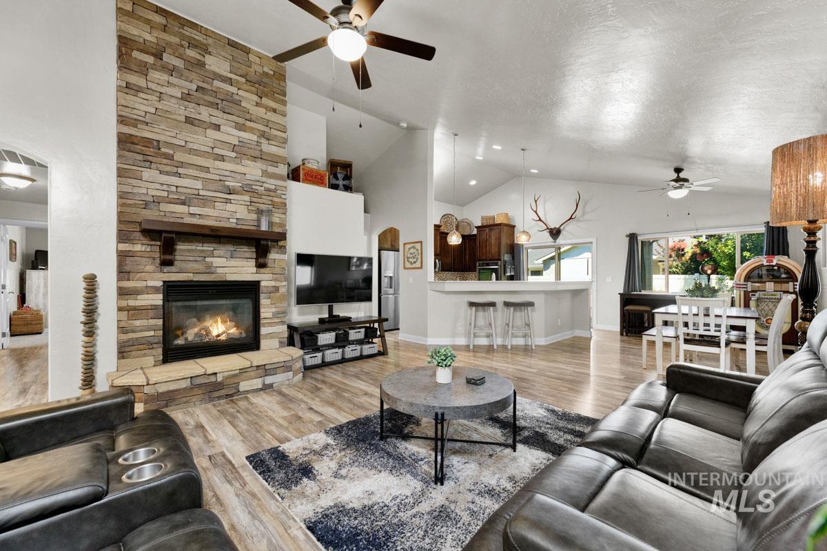 5176 W Denwick Dr., Eagle, Idaho 83616, 3 Bedrooms, 2 Bathrooms, Residential For Sale, Price $549,900, 98993643