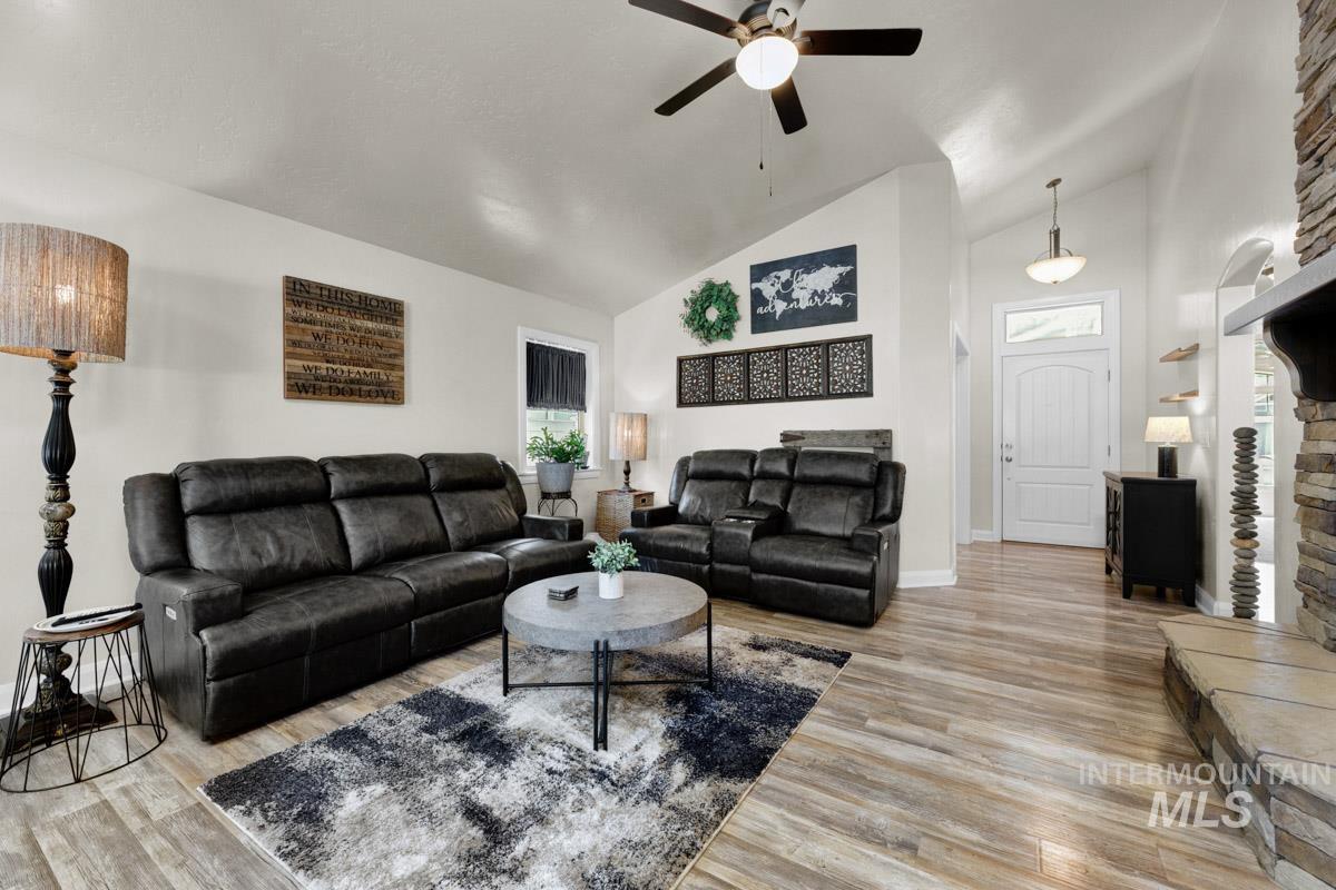 5176 W Denwick Dr., Eagle, Idaho 83616, 3 Bedrooms, 2 Bathrooms, Residential For Sale, Price $549,900, 98993643