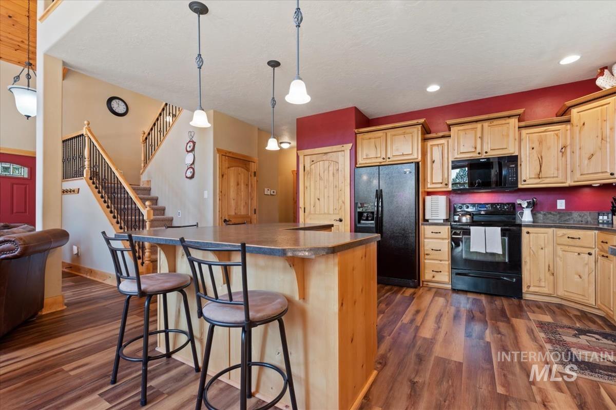 20 Shadow Rd, Garden Valley, Idaho 83622, 3 Bedrooms, 2.5 Bathrooms, Residential For Sale, Price $710,000, 98993648