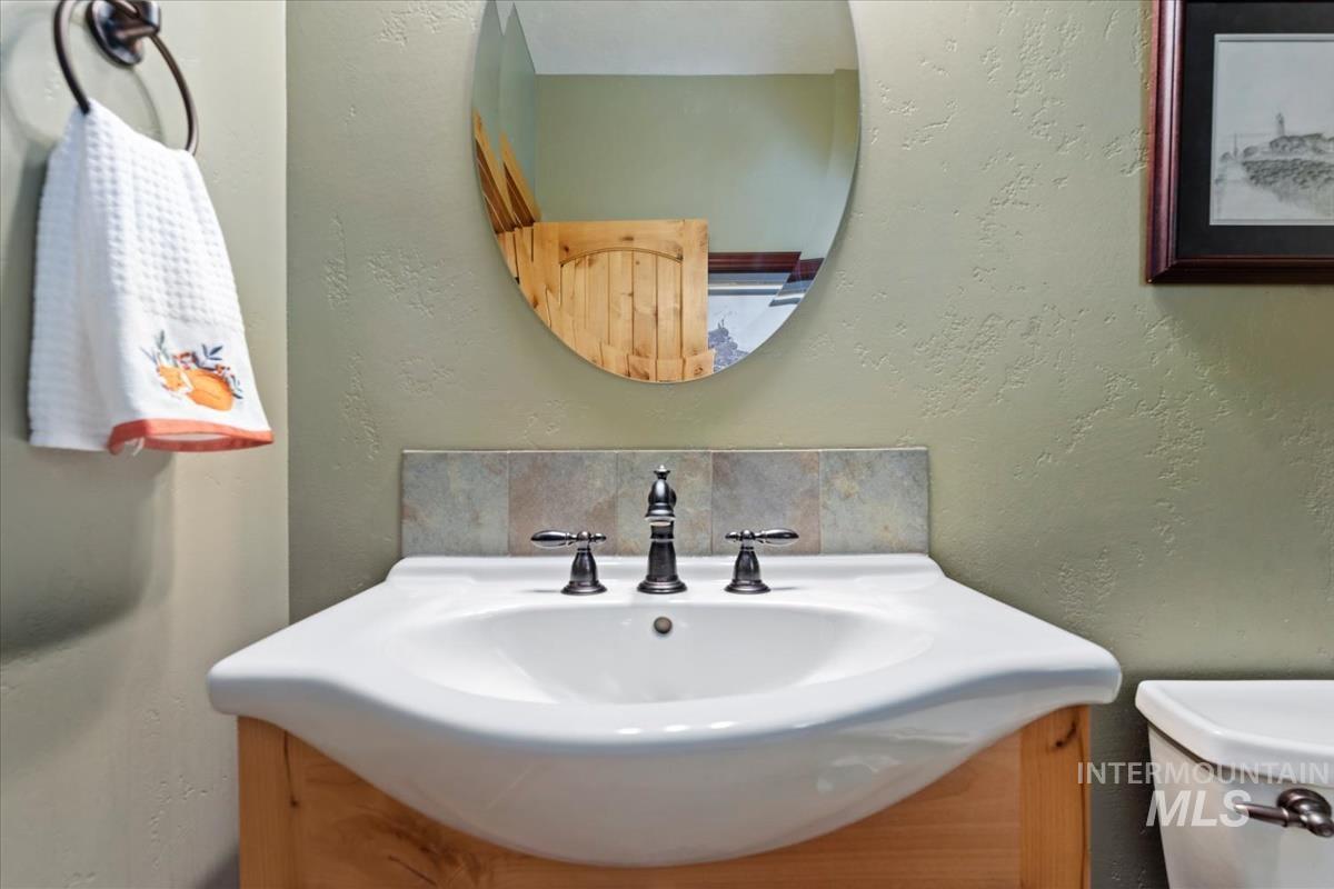 20 Shadow Rd, Garden Valley, Idaho 83622, 3 Bedrooms, 2.5 Bathrooms, Residential For Sale, Price $710,000, 98993648