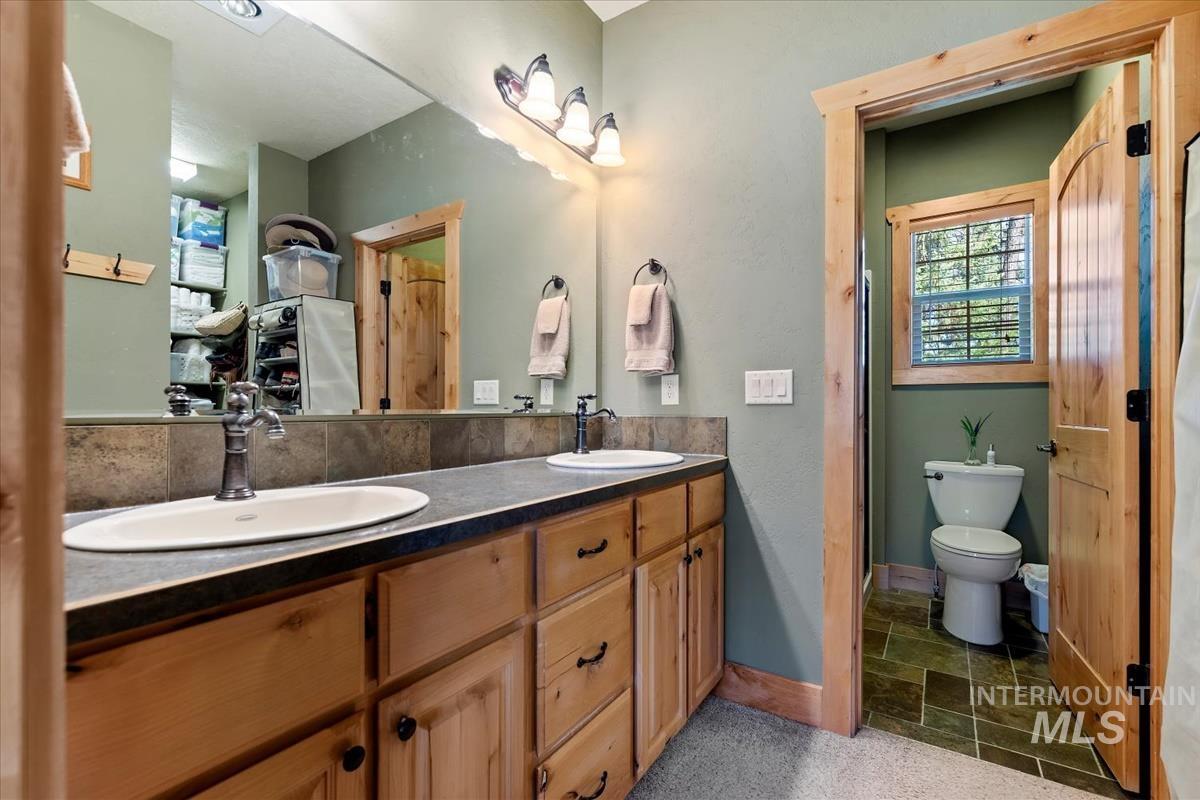 20 Shadow Rd, Garden Valley, Idaho 83622, 3 Bedrooms, 2.5 Bathrooms, Residential For Sale, Price $710,000, 98993648