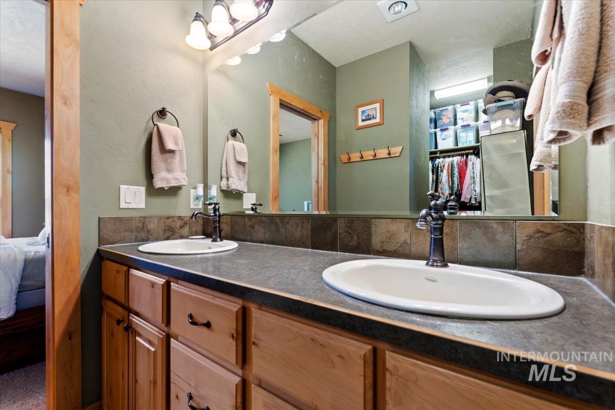 20 Shadow Rd, Garden Valley, Idaho 83622, 3 Bedrooms, 2.5 Bathrooms, Residential For Sale, Price $710,000, 98993648