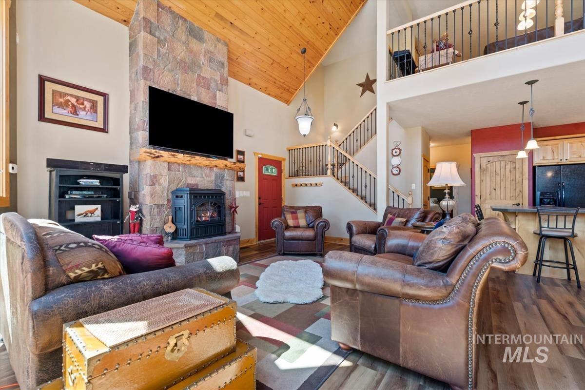 20 Shadow Rd, Garden Valley, Idaho 83622, 3 Bedrooms, 2.5 Bathrooms, Residential For Sale, Price $710,000, 98993648