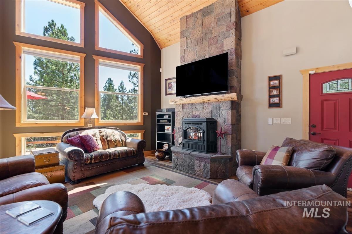 20 Shadow Rd, Garden Valley, Idaho 83622, 3 Bedrooms, 2.5 Bathrooms, Residential For Sale, Price $710,000, 98993648