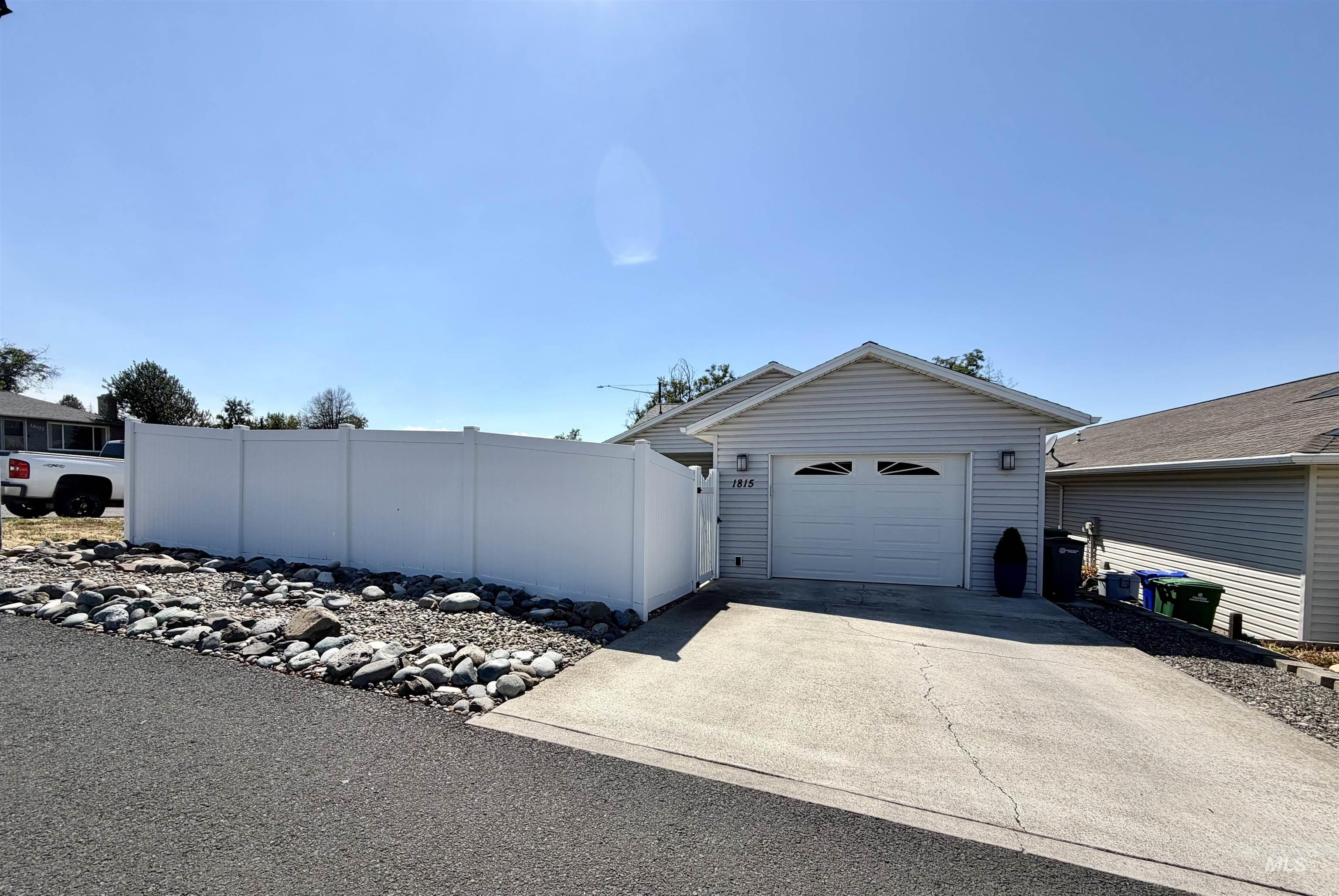 1815 16th Street, Lewiston, Idaho 83501, 2 Bedrooms, 2 Bathrooms, Residential For Sale, Price $329,900, 98993653