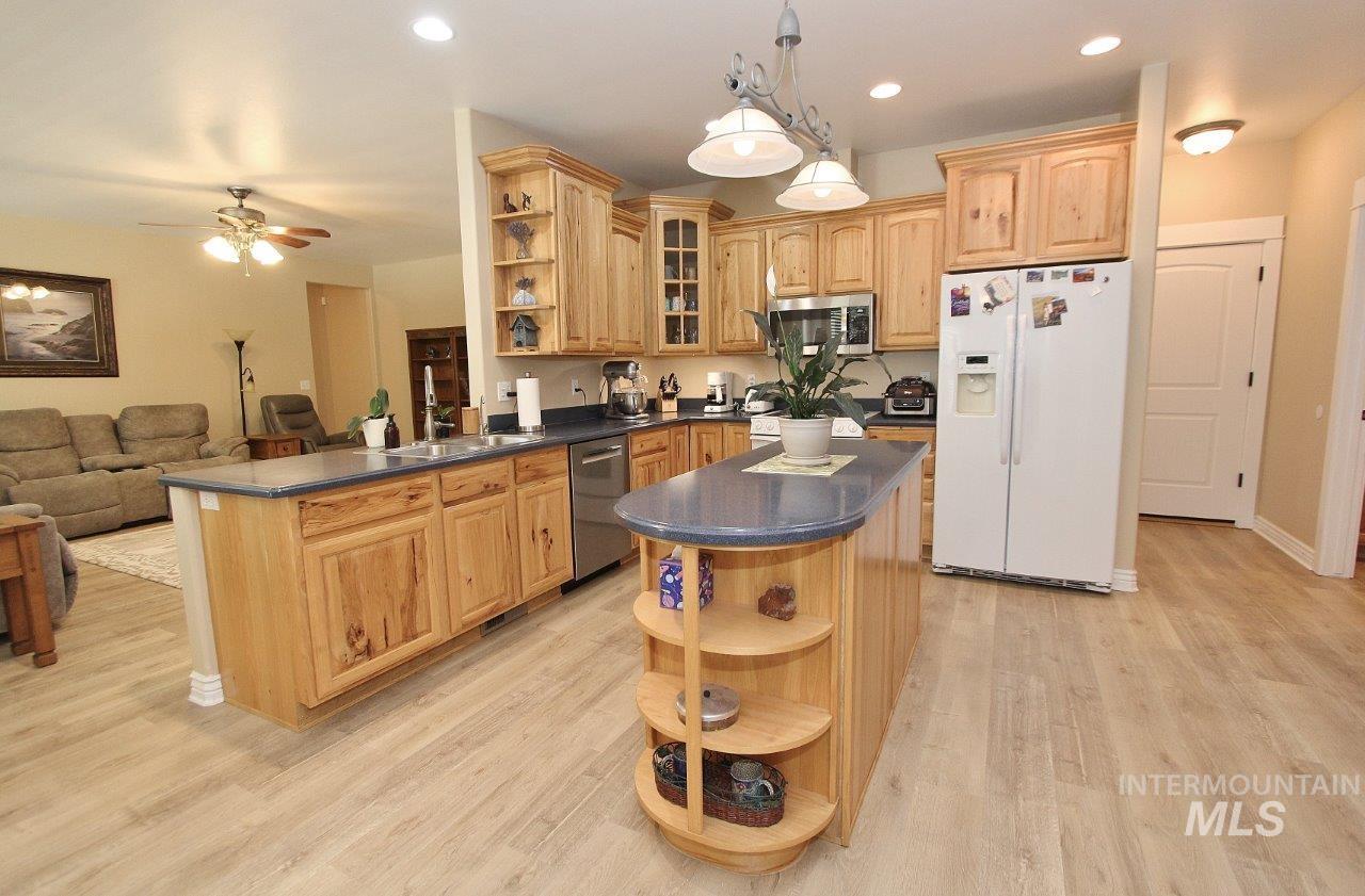 1729 Hickory Ave, Fruitland, Idaho 83619, 4 Bedrooms, 2 Bathrooms, Residential For Sale, Price $475,000,MLS 98993660