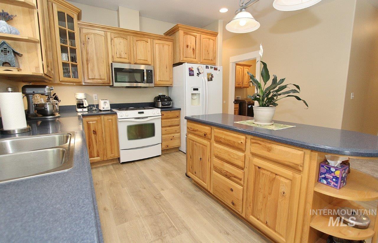1729 Hickory Ave, Fruitland, Idaho 83619, 4 Bedrooms, 2 Bathrooms, Residential For Sale, Price $475,000,MLS 98993660