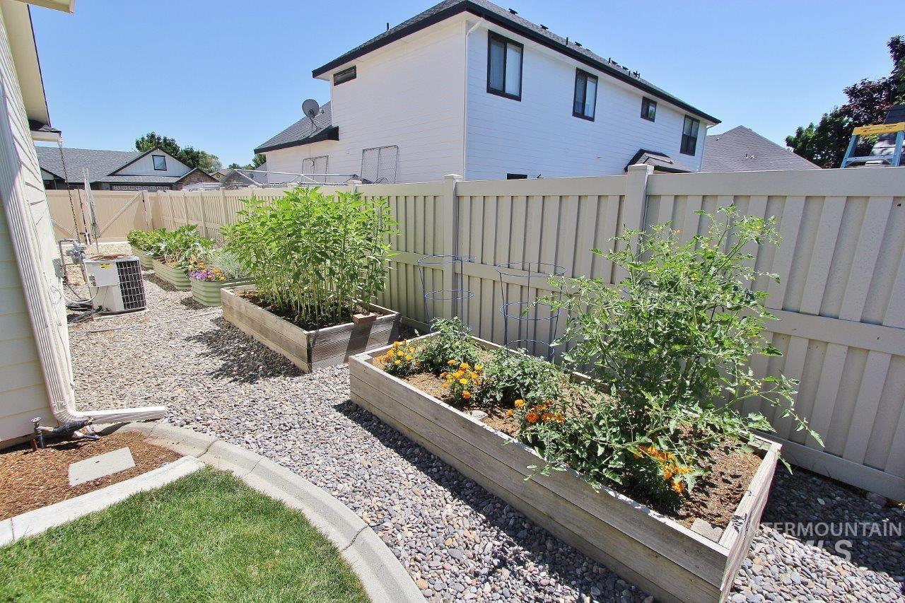 1729 Hickory Ave, Fruitland, Idaho 83619, 4 Bedrooms, 2 Bathrooms, Residential For Sale, Price $475,000,MLS 98993660