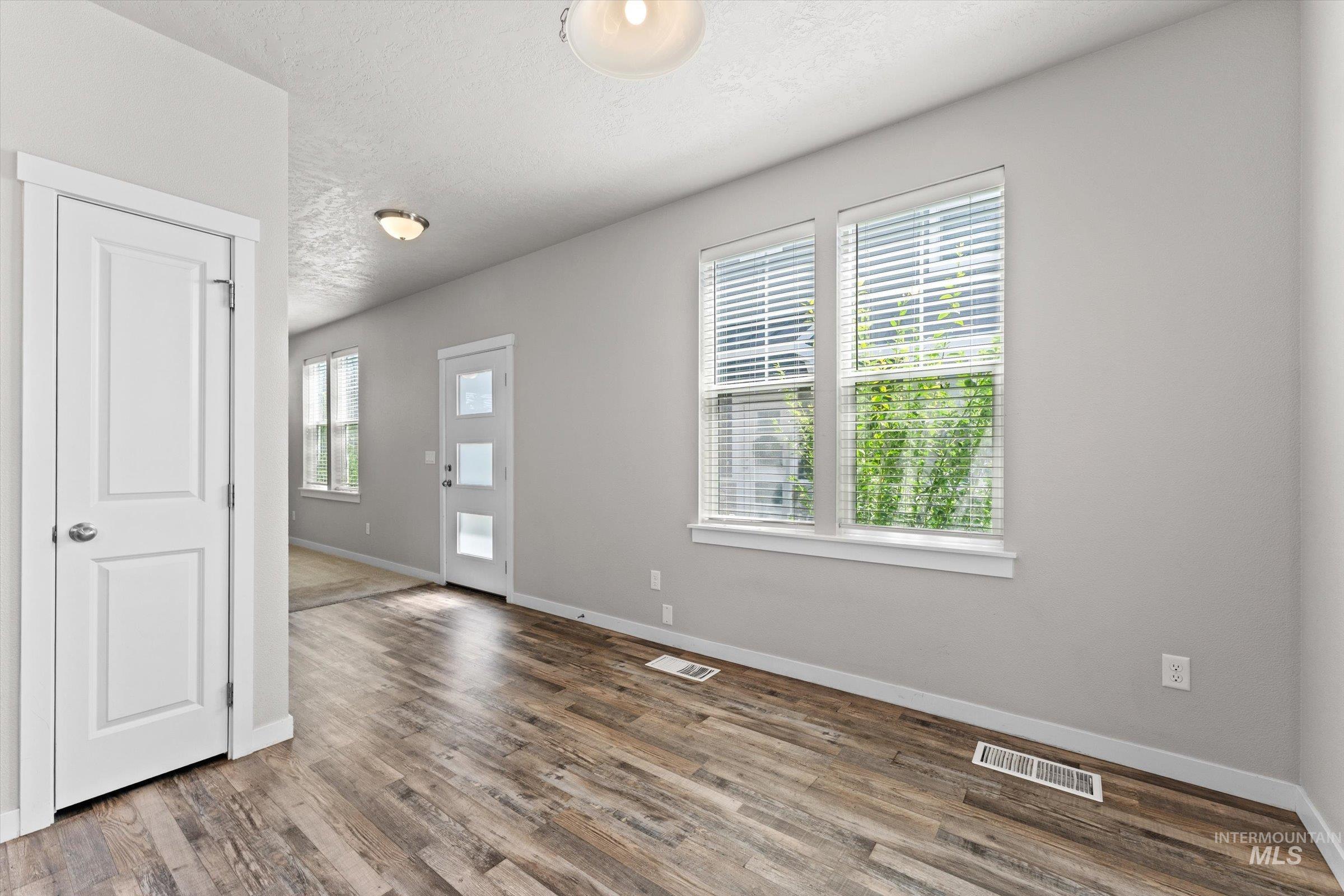 6014 S Jessenia Ln, Boise, Idaho 83709, 3 Bedrooms, 2.5 Bathrooms, Residential For Sale, Price $347,500,MLS 98993662