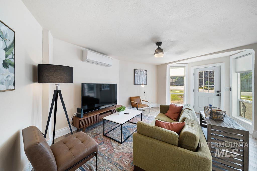 1317 S 4th st, Nampa, Idaho 83651-4269, 1 Bedroom, 1 Bathroom, Residential Income For Sale, Price $825,000, 98993663