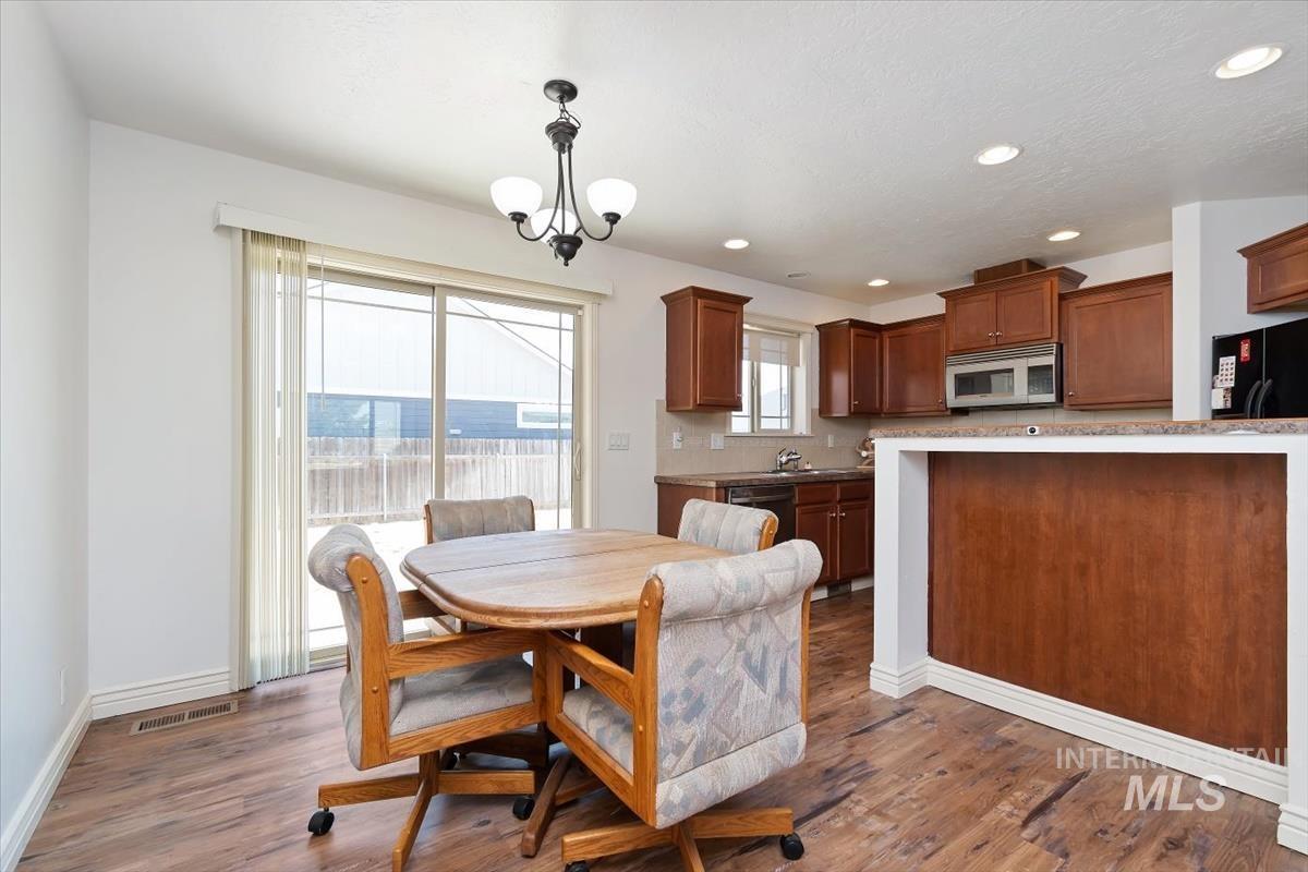 1260 SW Rolling Hills Ave, Mountain Home, Idaho 83647, 3 Bedrooms, 2 Bathrooms, Residential For Sale, Price $347,000, 98993688