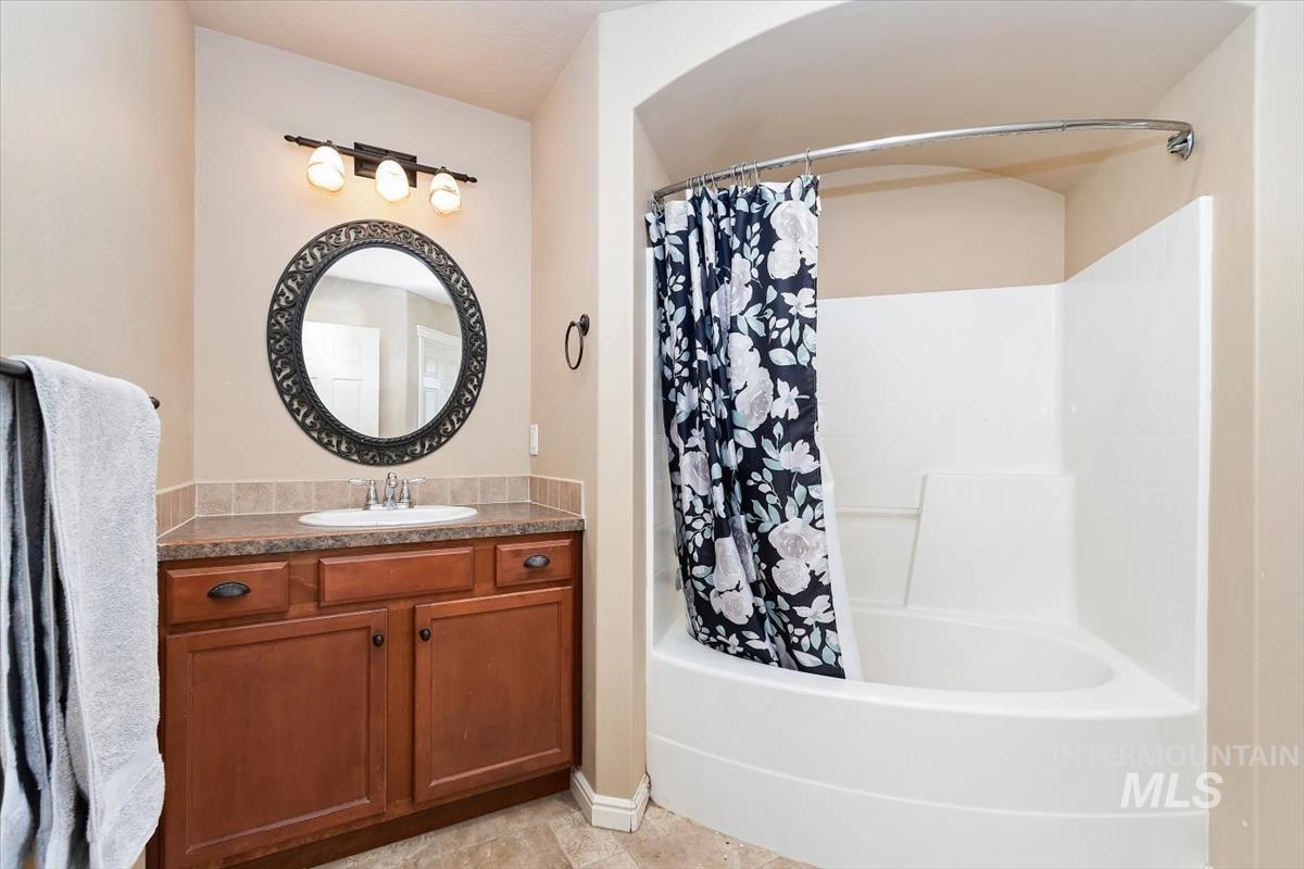 1260 SW Rolling Hills Ave, Mountain Home, Idaho 83647, 3 Bedrooms, 2 Bathrooms, Residential For Sale, Price $347,000, 98993688