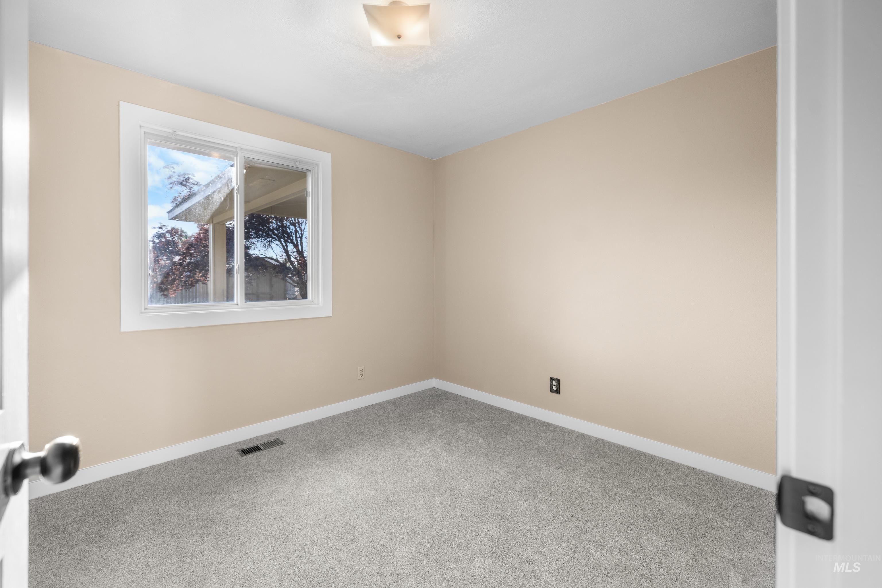 381 S Hayward Ave., Kuna, Idaho 83634, 4 Bedrooms, 2 Bathrooms, Residential For Sale, Price $389,000, 98993701