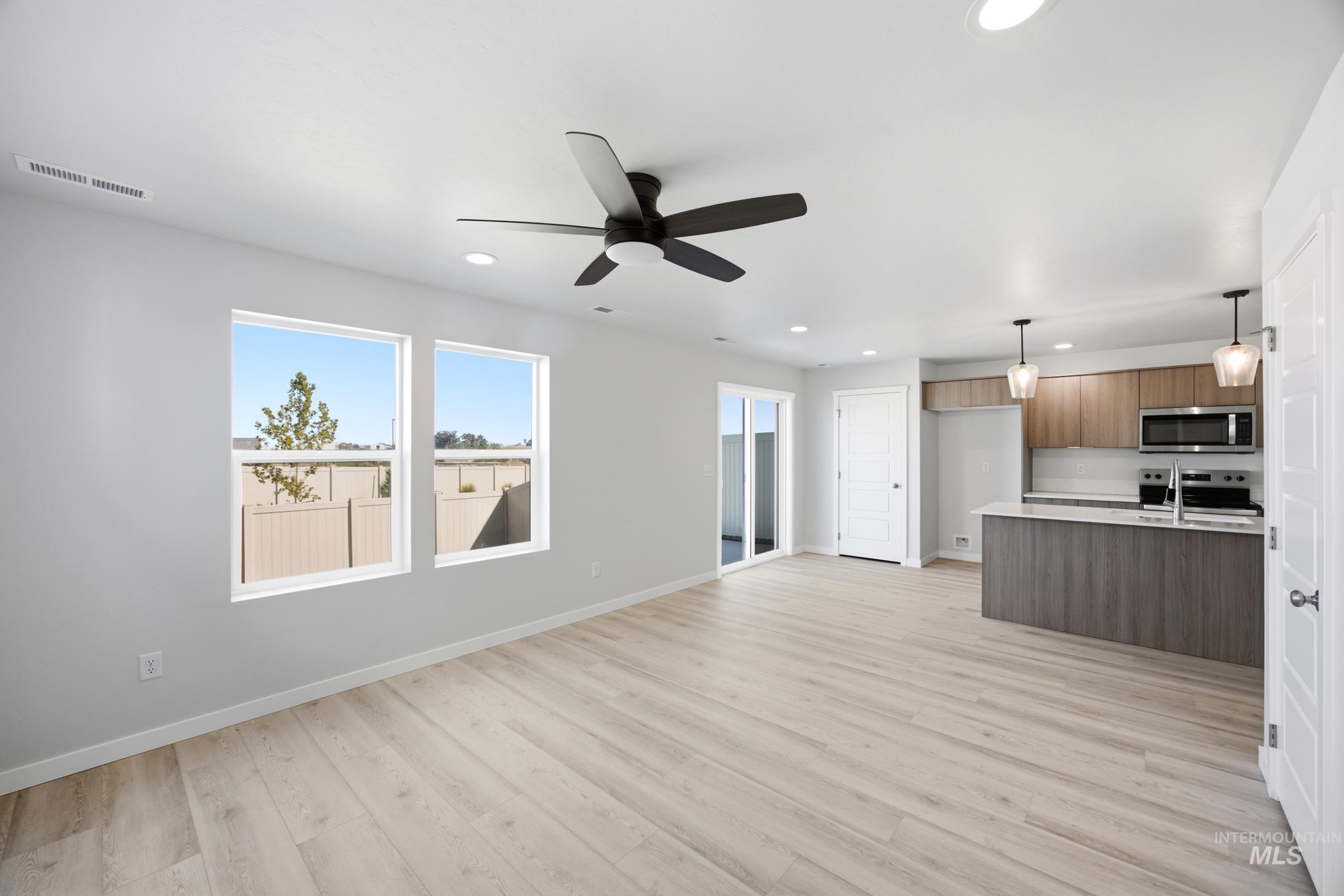10860 Greensboro St, Caldwell, Idaho 83605, 3 Bedrooms, 2.5 Bathrooms, Residential For Sale, Price $359,990,MLS 98993742