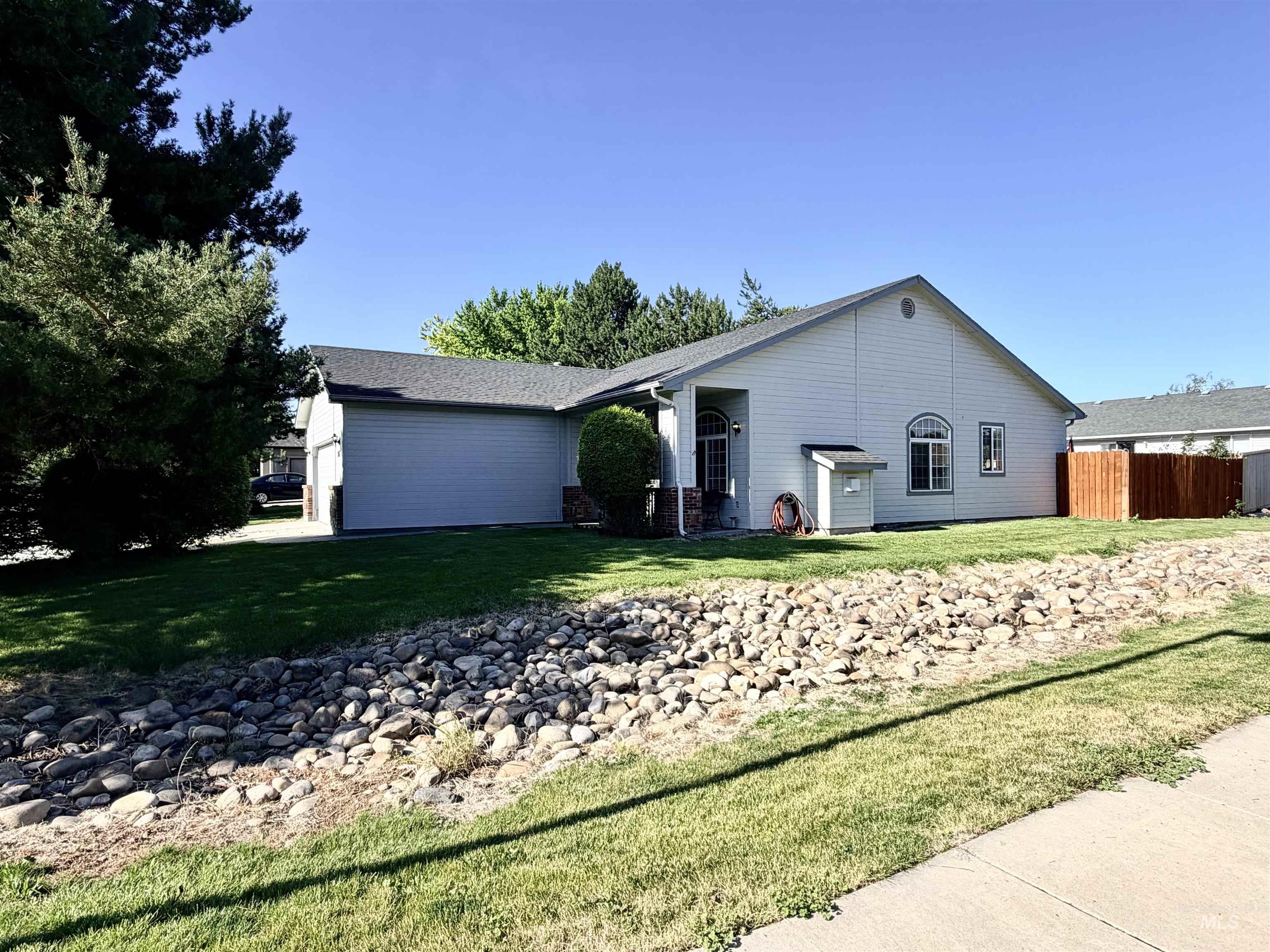 2087 S GULL COVE AVE, Meridian, Idaho 83642, 3 Bedrooms, 2 Bathrooms, Residential For Sale, Price $430,000,MLS 98993809